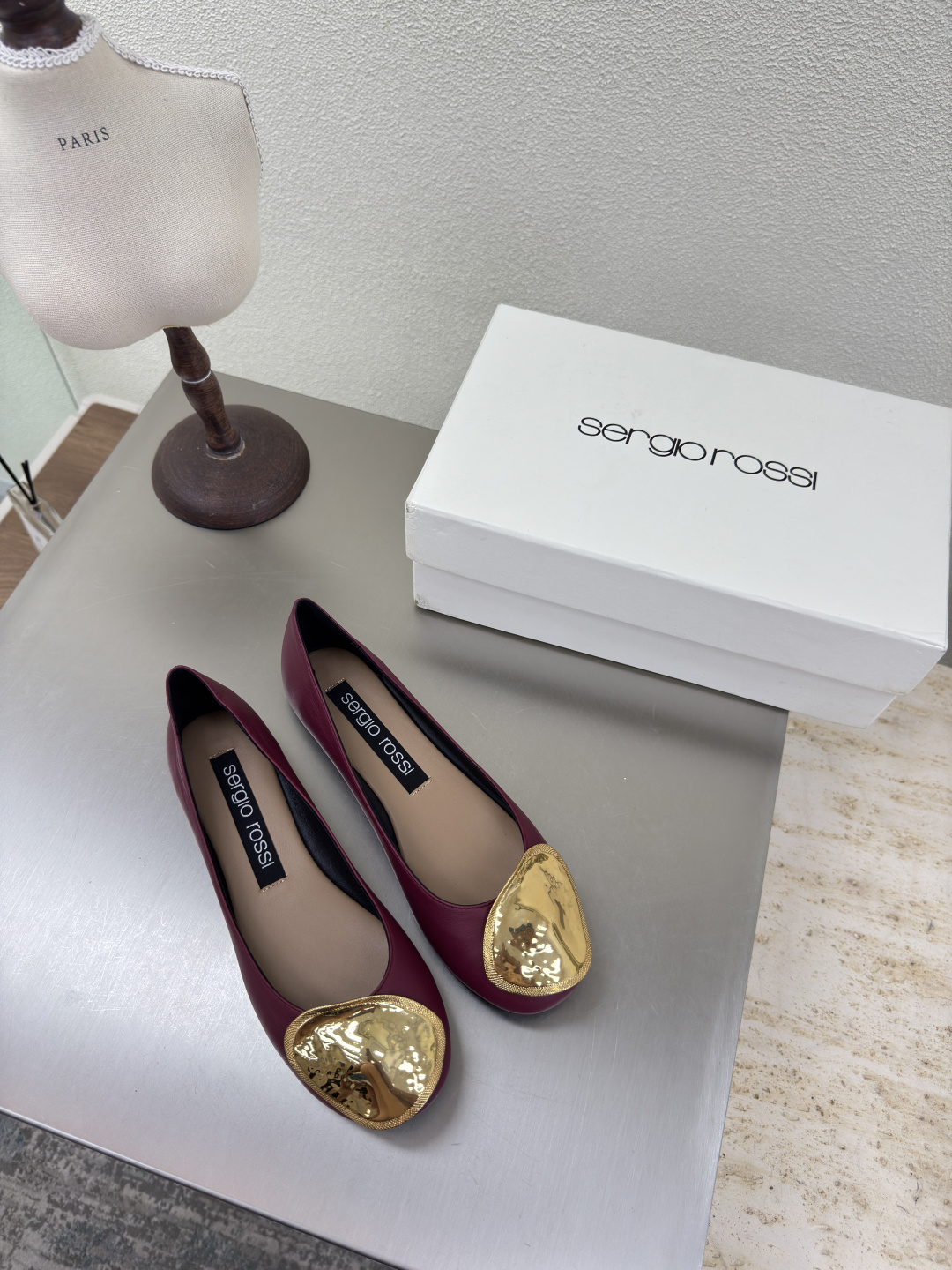 NO:459532,Flat sole gold buckle Sergio Rossi 'Sr Diani' latest series purely handmade metal decoration, unique style makes the brand more attractive, small round toe and sheepskin wrap the feet to improve comfort, extremely brand recognition, exquisite burgundy, beautiful shoes that understand women's hearts most, support the aura, comfortable lambskin material, noble temperament, gold hardware accessories, special beauty, high sense, Italian leather outsole, imported sheepskin inner foot, comfortable, Italian imported leather outsole, size 35 36 37 38 39 40 41 (40 41 order) with counter packaging, high heels, sheepskin, Leather soles19860909平底 金扣 Sergio Rossi 塞乔罗西 「Sr Diani」最新系列 純手工製作的金屬裝飾 獨特風格更顯品牌魅力 小圓頭和羊皮材質包裹腳部提升舒適度 极具品牌辨识度 精致  酒红色 最懂女人心无死角的美鞋 撑起气场 舒适小羊皮 材质 气质高贵 金色五金配饰 特别美 高级感 意大利真皮大底   进口羊皮内里 贴脚 舒适 意大利进口真皮大底  码数35 36 37 38 39 40 41（40 41 订） 配专柜包装,高跟鞋单鞋,high heels,sheepskin,Leather soles,Women's Shoes