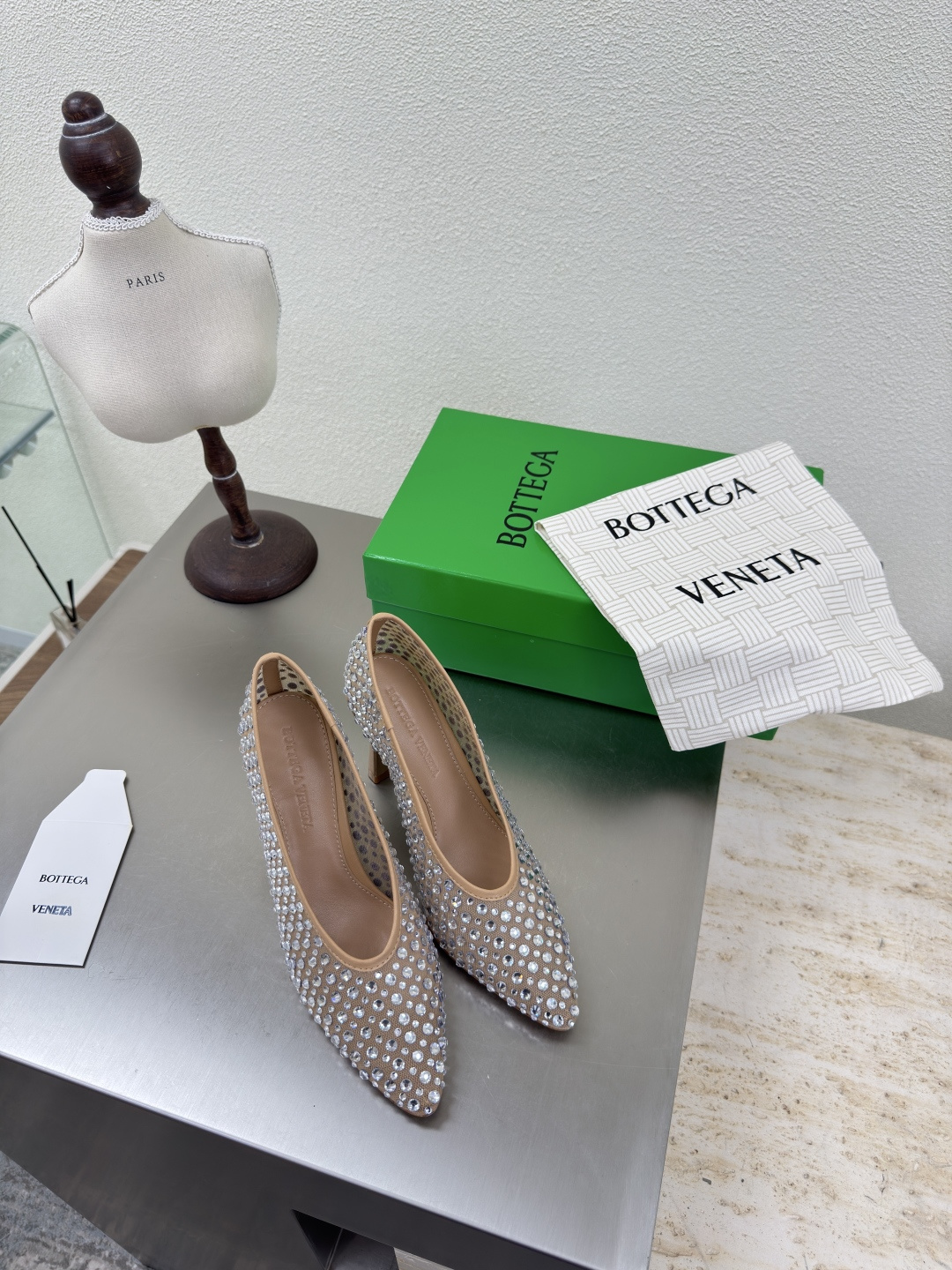 NO:459553,Mesh diamond BV Women's Sofia Deep-mouth high heel Mesh diamond Apricot color Mesh diamond Family elements High-version Small round head Must-have commuting BV early autumn series All are so beautiful Elegant materials used on shoes Intellectual and elegant and capable The design is full of high-end design is beautiful~~ The fabric is made of original consistent imported net High-temperature die-casting Diamonds and shaping technology pursues the perfect internal craftsmanship Heel Use lambskin to the foot pads and never be careless Original outsole craftsmanship Brand classics New season Italian leather outsole with dyeing technology Matched with rubber square craftsmanship Comfortable and high-end flat-sole design Make travel more comfortable Confidence 35 36 37 38 39 40 41 42 (40 41 42 Customized codes) Configure original packaging  Hot glue craft logo bag, high heels, single shoes, bottega veneta, high heels, sheepskin, Leather soles19860909网钻 BV 女士 Sofia 深口高跟 网钻 杏色 网钻 家族元素 高版本 小圆头 通勤必备 BV早秋系列 都好美啊  优雅材质运用在鞋履上知性优雅干练  满满的高级感设计美美哒～～  面料选用原版一致进口网 高温压铸 钻石 以及定型科技追求内部工艺完美   鞋跟 垫脚选用小羊皮 绝不马虎 原版  大底工艺 品牌经典之作 新季选用意大利真皮大底 配合清染技术 搭配橡胶方块工艺  舒适高端 平底 设计 让出行更舒适 自信   35 36 37 38 39 40 41 42  (40 41 42定制码数)  配置原版包装 烫胶工艺logo布袋,高跟鞋单鞋,bottega veneta,high heels,sheepskin,Leather soles,Women's Shoes