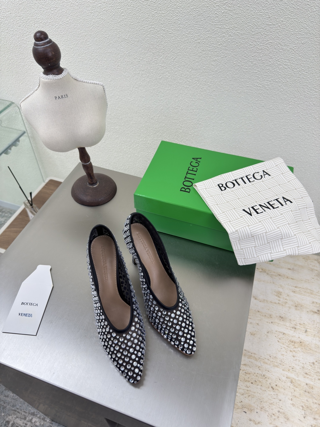 NO:459533,Mesh diamond BV Women's Sofia Deep-mouth high heel Mesh diamond Black mesh diamond Family elements High version Small round head Must-have commuting BV early autumn series All are so beautiful Elegant materials used on shoes Intellectual and elegant and capable The design is full of high-end design is beautiful~~ The fabric is made of original consistent imported net High temperature die casting Diamonds and shaping technology pursues the perfect internal craftsmanship Heel Use lambskin to the foot pads Never be careless Original Outsole craftsmanship Brand classics New season Italian leather outsole with dyeing technology Matched with rubber square craftsmanship Comfortable and high-end flat-sole design Make travel more comfortable Confidence 35 36 37 38 39 40 41 42 (40 41 42 Customized codes) Configure original packaging  Hot glue craft logo bag, high heels, single shoes, bottega veneta, high heels, sheepskin, Leather soles19860909网钻 BV 女士 Sofia 深口高跟 网钻 黑色网钻 家族元素 高版本 小圆头 通勤必备 BV早秋系列 都好美啊  优雅材质运用在鞋履上知性优雅干练  满满的高级感设计美美哒～～  面料选用原版一致进口网 高温压铸 钻石 以及定型科技追求内部工艺完美   鞋跟 垫脚选用小羊皮 绝不马虎 原版  大底工艺 品牌经典之作 新季选用意大利真皮大底 配合清染技术 搭配橡胶方块工艺  舒适高端 平底 设计 让出行更舒适 自信   35 36 37 38 39 40 41 42  (40 41 42定制码数)  配置原版包装 烫胶工艺logo布袋,高跟鞋单鞋,bottega veneta,high heels,sheepskin,Leather soles,Women's Shoes