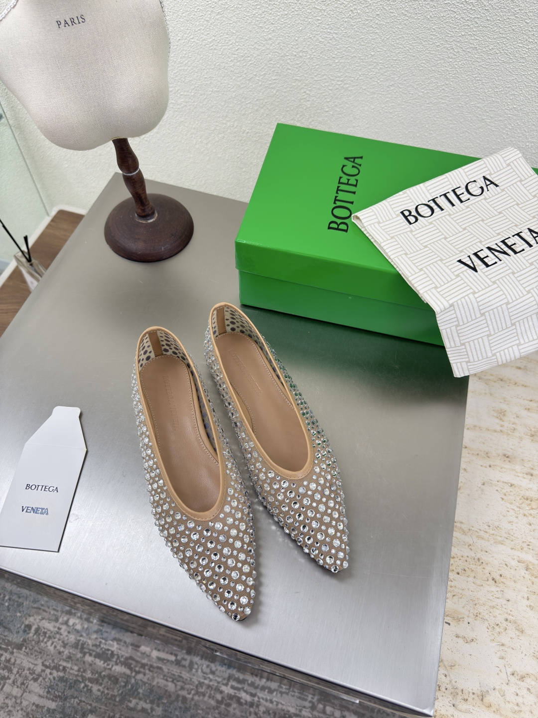 NO:459537,Flat bottom mesh diamond BV Women's Sofia Deep mouth flat bottom mesh diamond Apricot color mesh diamond Family elements High version Small round head Must-have commuting BV early autumn series All are so beautiful Elegant materials used on shoes Intellectual and elegant and capable The design is full of high-end design is beautiful~~ The fabric is made of original consistent imported net High temperature die casting Diamonds and shaping technology pursues the perfect internal craftsmanship Heel Use lambskin to the foot pads Never be careless Original outsole craftsmanship Brand classics New season Italian leather outsole with dyeing technology Matched with rubber square craftsmanship Comfortable and high-end flat design Make travel more comfortable Confidence 35 36 37 38 39 40 41 42 (40 41 42 Customized codes) Configure original packaging  Hot glue craft logo bag, high heels, single shoes, bottega veneta, high heels, sheepskin, Leather soles19860909平底 网钻 BV 女士 Sofia 深口平底 网钻 杏色 网钻 家族元素 高版本 小圆头 通勤必备 BV早秋系列 都好美啊  优雅材质运用在鞋履上知性优雅干练  满满的高级感设计美美哒～～  面料选用原版一致进口网 高温压铸 钻石 以及定型科技追求内部工艺完美   鞋跟 垫脚选用小羊皮 绝不马虎 原版  大底工艺 品牌经典之作 新季选用意大利真皮大底 配合清染技术 搭配橡胶方块工艺  舒适高端 平底 设计 让出行更舒适 自信   35 36 37 38 39 40 41 42  (40 41 42定制码数)  配置原版包装 烫胶工艺logo布袋,高跟鞋单鞋,bottega veneta,high heels,sheepskin,Leather soles,Women's Shoes