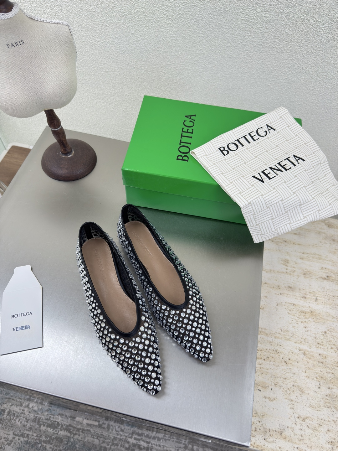 NO:459544,Flat bottom mesh diamond BV Women's Sofia Deep mouth flat bottom mesh diamond Black mesh diamond Family elements High version Small round head Must-have commuting BV early autumn series All are so beautiful Elegant materials used on shoes Intellectual and elegant and capable The design is full of high-end design is beautiful~~ The fabric is made of original consistent imported net High temperature die casting Diamonds and shaping technology pursues the perfect internal craftsmanship Heel Use lambskin to the foot pads Never be careless Original outsole craftsmanship Brand classics New season Italian leather outsole with dyeing technology Matched with rubber square craft Comfortable and high-end flat design Make travel more comfortable Confidence 35 36 37 38 39 40 41 42 (40 41 42 Customized codes) Configure original packaging  Hot glue craft logo bag, high heels, single shoes, bottega veneta, high heels, sheepskin, Leather soles19860909平底 网钻 BV 女士 Sofia 深口平底 网钻 黑色 网钻 家族元素 高版本 小圆头 通勤必备 BV早秋系列 都好美啊  优雅材质运用在鞋履上知性优雅干练  满满的高级感设计美美哒～～  面料选用原版一致进口网 高温压铸 钻石 以及定型科技追求内部工艺完美   鞋跟 垫脚选用小羊皮 绝不马虎 原版  大底工艺 品牌经典之作 新季选用意大利真皮大底 配合清染技术 搭配橡胶方块工艺  舒适高端 平底 设计 让出行更舒适 自信   35 36 37 38 39 40 41 42  (40 41 42定制码数)  配置原版包装 烫胶工艺logo布袋,高跟鞋单鞋,bottega veneta,high heels,sheepskin,Leather soles,Women's Shoes