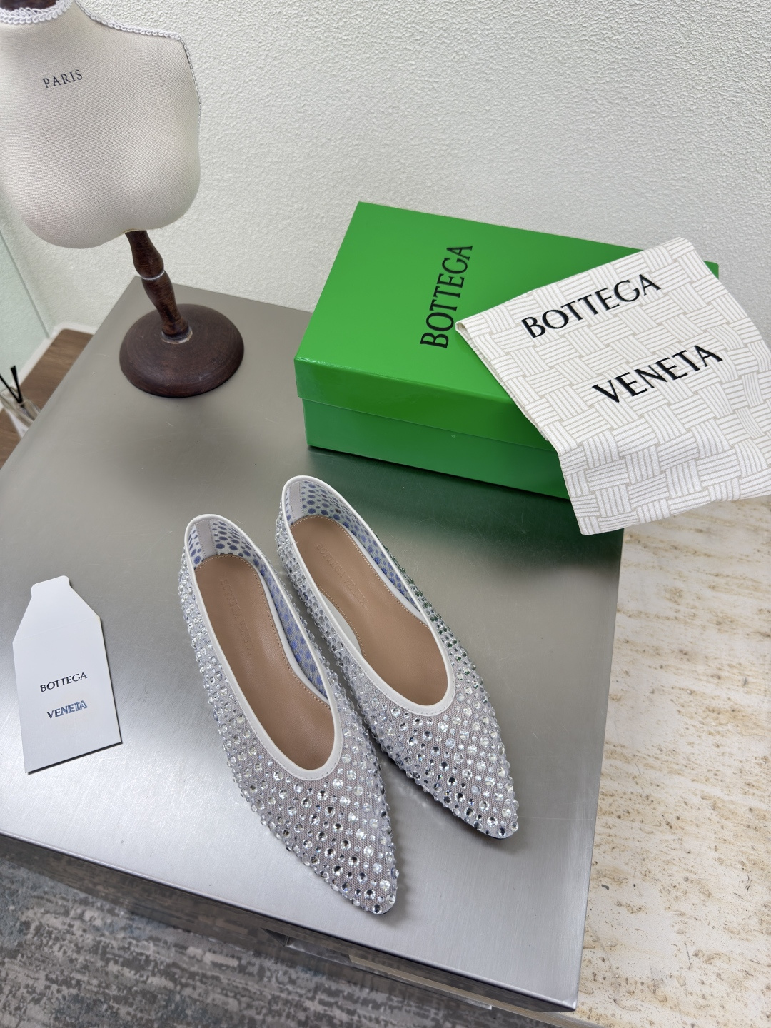 NO:459551,Flat bottom mesh diamond BV Women's Sofia Deep mouth flat bottom mesh diamond White mesh diamond Family elements High version Small round head Must-have commuting BV early autumn series All are so beautiful Elegant materials used on shoes Intellectual and elegant and capable The design is full of high-end design is beautiful~~ The fabric is made of original consistent imported net High temperature die casting Diamonds and shaping technology pursues the perfect internal craftsmanship Heel Use lambskin to the foot pads and never be sloppy Original outsole craftsmanship Brand classics New season Italian leather outsole with dyeing technology Matched with rubber square craft Comfortable and high-end flat design Make travel more comfortable Confidence 35 36 37 38 39 40 41 42 (40 41 42 Customized codes) Configure original packaging  Hot glue craft logo bag, high heels, single shoes, bottega veneta, high heels, sheepskin, Leather soles19860909平底 网钻 BV 女士 Sofia 深口平底 网钻 白色 网钻 家族元素 高版本 小圆头 通勤必备 BV早秋系列 都好美啊  优雅材质运用在鞋履上知性优雅干练  满满的高级感设计美美哒～～  面料选用原版一致进口网 高温压铸 钻石 以及定型科技追求内部工艺完美   鞋跟 垫脚选用小羊皮 绝不马虎 原版  大底工艺 品牌经典之作 新季选用意大利真皮大底 配合清染技术 搭配橡胶方块工艺  舒适高端 平底 设计 让出行更舒适 自信   35 36 37 38 39 40 41 42  (40 41 42定制码数)  配置原版包装 烫胶工艺logo布袋,高跟鞋单鞋,bottega veneta,high heels,sheepskin,Leather soles,Women's Shoes