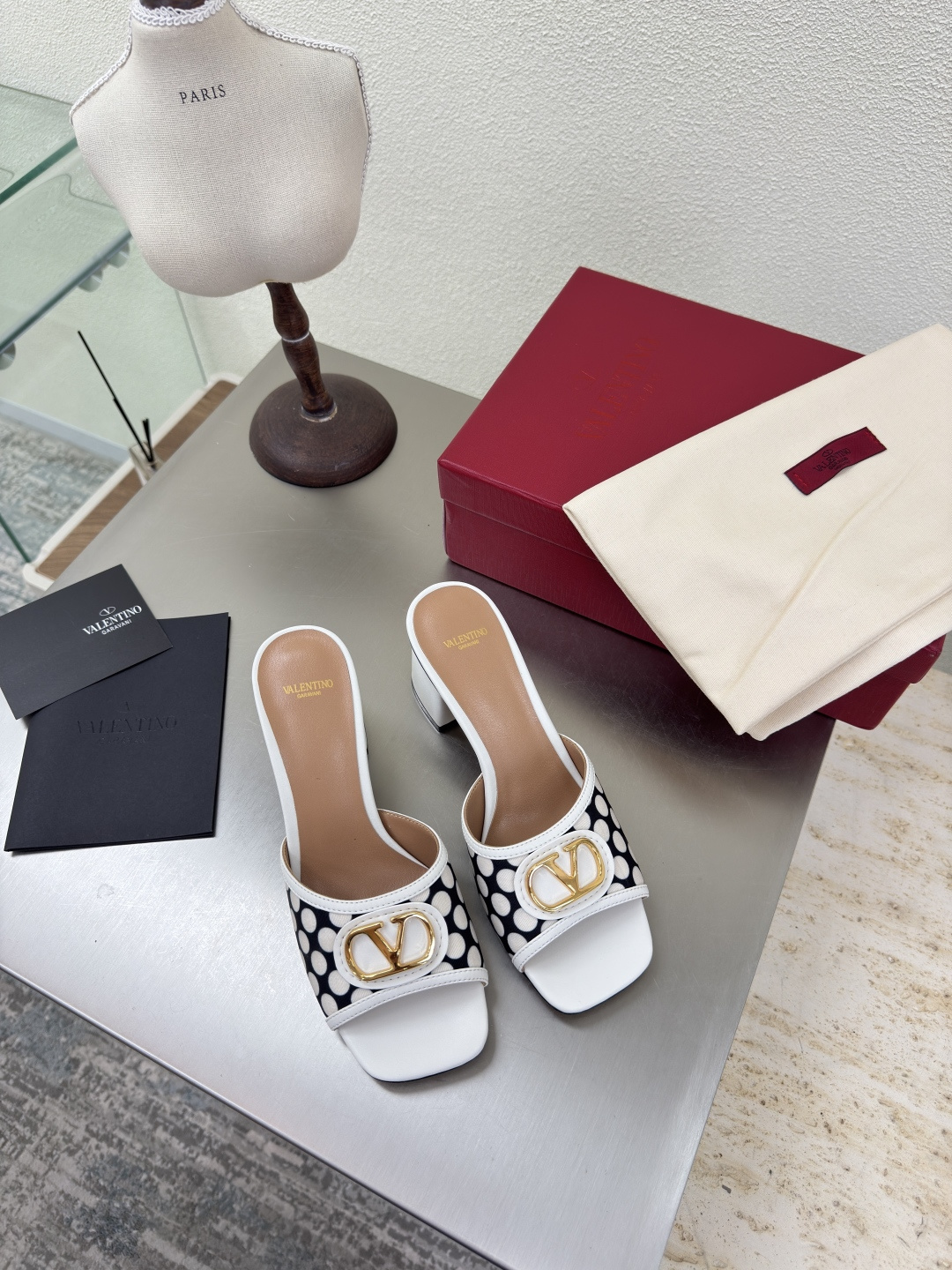 NO:462423,Square heels Valentine's classic fastener logo Slippers Classic design High-end versatile wear Use ZP consistent hardware fasteners Extremely fine workmanship Always provide exquisite shoes for Valentine's fans Fabric Dot Jacquard fabric Handmade traceless operation Detailed and caring Aojiu Flying pads Use lambskin Outsole Italian leather outsole Original one-to-one mold casting One-stitch one-line display of high-end quality Excellent workmanship Leather outsole Printing classic leather outsole Comfortable and non-slip sole Foot bed is ergonomic design Logo full printing process Size 35 36 37 38 39 40 Configure original fine packaging, high heels, slippers, sheepskin, Leather soles19860909方跟 华伦经典扣件logo 拖鞋  经典设计 高版本 百搭穿着 采用ZP一致的五金扣件 做工极为精细 一直为华伦粉丝提供精致的鞋履 面料 圆点提花布料 手工无痕操作 细致贴心 奥钻 垫脚选用 小羊皮 大底 意大利真皮大底  原版一比一开模铸造而成 一针一线尽显高端品质 做工优良 真皮大底 印刷经典纹路 舒适防滑的大底 脚床符合人体工程学设计 logo全印刷工艺 码数35 36 37 38 39 40 配置原版精细包装,高跟鞋拖鞋,valentino,high heels,slippers,sheepskin,Leather soles,Women's Shoes