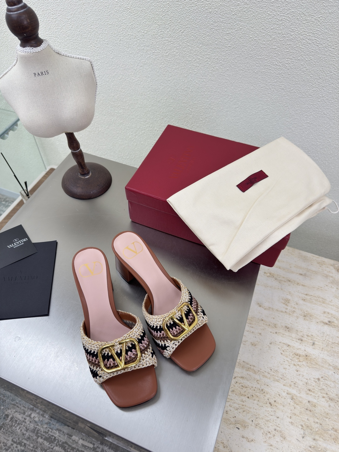 NO:462429,Hand-woven upper Square heel Valentine classic fastener logo Slippers Classic design High-end versatile wear Use ZP consistent hardware fastener Extremely fine workmanship Always provide exquisite shoes for Valentine fans Fabric Dot jacquard fabric Handmade markless operation Detailed and caring Aojiu Flying pad selection Lambskin Outsole Italian leather outsole Original one-to-one mold casting One-stitch one-line display of high-end quality Excellent workmanship Leather outsole Printing classic leather outsole Comfortable and non-slip sole Foot bed ergonomic design Full printing process Logo printing craft Number 35 36 37 38 39 40 Configuration original fine packaging, high heels, slippers, sheepskin, Leather soles19860909手工编织鞋面 方跟 华伦经典扣件logo 拖鞋  经典设计 高版本 百搭穿着 采用ZP一致的五金扣件 做工极为精细 一直为华伦粉丝提供精致的鞋履 面料 圆点提花布料 手工无痕操作 细致贴心 奥钻 垫脚选用 小羊皮 大底 意大利真皮大底  原版一比一开模铸造而成 一针一线尽显高端品质 做工优良 真皮大底 印刷经典纹路 舒适防滑的大底 脚床符合人体工程学设计 logo全印刷工艺 码数35 36 37 38 39 40 配置原版精细包装,高跟鞋拖鞋,valentino,high heels,slippers,sheepskin,Leather soles,Women's Shoes