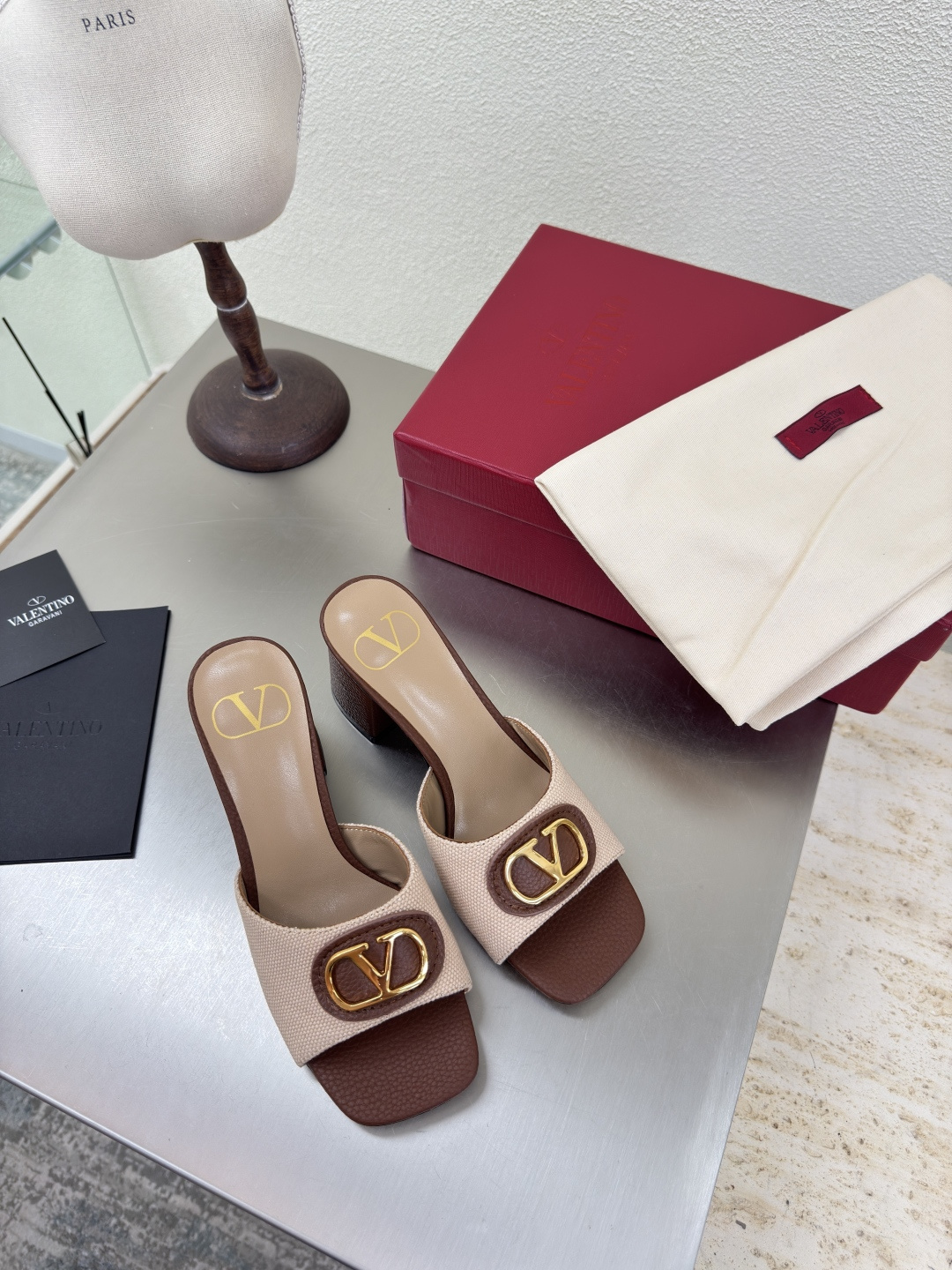 NO:462364,Square heels Valentine's classic fastener logo Slippers Classic design High-end versatile wear Use ZP consistent hardware fasteners Extremely fine workmanship has always provided exquisite shoes for Valentine's fans Fabric Original fabric Matched with genuine leather Hardware logo Handmade traceless operation Detailed and caring Aojiu Flying pad selection Lambskin Outsole Italian leather outsole Original one-to-one mold casting One-stitch one-line display of high-end quality Excellent workmanship Leather outsole Printing classic leather outsole Comfortable and anti-slip sole Foot bed is ergonomic design Full printing process Logo printing craft Number 35 36 37 38 39 40 Configure original fine packaging, high heels, slippers, sheepskin, Leather soles19860909方跟 华伦经典扣件logo 拖鞋  经典设计 高版本 百搭穿着 采用ZP一致的五金扣件 做工极为精细 一直为华伦粉丝提供精致的鞋履 面料 原版织物 搭配真皮 五金logo  手工无痕操作 细致贴心 奥钻 垫脚选用 小羊皮 大底 意大利真皮大底  原版一比一开模铸造而成 一针一线尽显高端品质 做工优良 真皮大底 印刷经典纹路 舒适防滑的大底 脚床符合人体工程学设计 logo全印刷工艺 码数35 36 37 38 39 40 配置原版精细包装,高跟鞋拖鞋,valentino,high heels,slippers,sheepskin,Leather soles,Women's Shoes