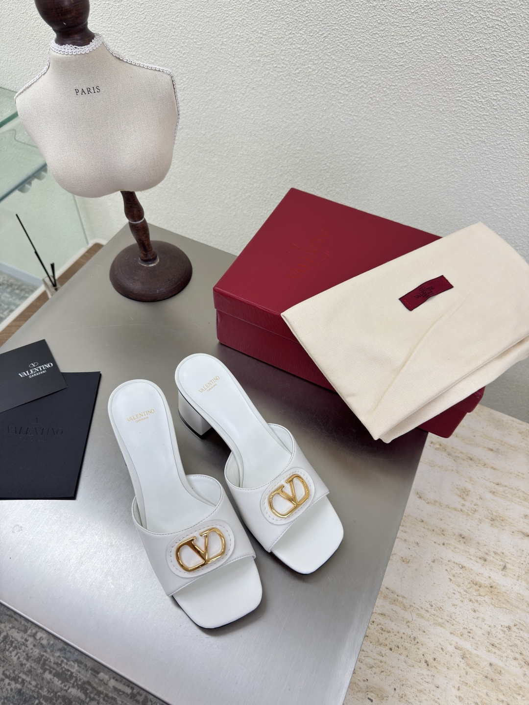 NO:462436,Square heels Valentine's classic fastener logo Slippers White Classic design High-match wear Use ZP consistent hardware fasteners Extremely fine workmanship Always provide exquisite shoes for Valentine's fans Fabric Dot Jacquard fabric Handmade traceless operation Detailed and caring Aojiu Flying pads Use lambskin Outsole Italian leather outsole Original one-to-one mold casting One-stitch one-line display of high-end quality Excellent workmanship Leather outsole Printing classic leather outsole Comfortable and non-slip sole Foot bed is ergonomic design Logo full printing process Size 35 36 37 38 39 40 Configure original fine packaging, high heels, slippers, sheepskin, Leather soles19860909方跟 华伦经典扣件logo 拖鞋  白色 经典设计 高版本 百搭穿着 采用ZP一致的五金扣件 做工极为精细 一直为华伦粉丝提供精致的鞋履 面料 圆点提花布料 手工无痕操作 细致贴心 奥钻 垫脚选用 小羊皮 大底 意大利真皮大底  原版一比一开模铸造而成 一针一线尽显高端品质 做工优良 真皮大底 印刷经典纹路 舒适防滑的大底 脚床符合人体工程学设计 logo全印刷工艺 码数35 36 37 38 39 40 配置原版精细包装,高跟鞋拖鞋,valentino,high heels,slippers,sheepskin,Leather soles,Women's Shoes