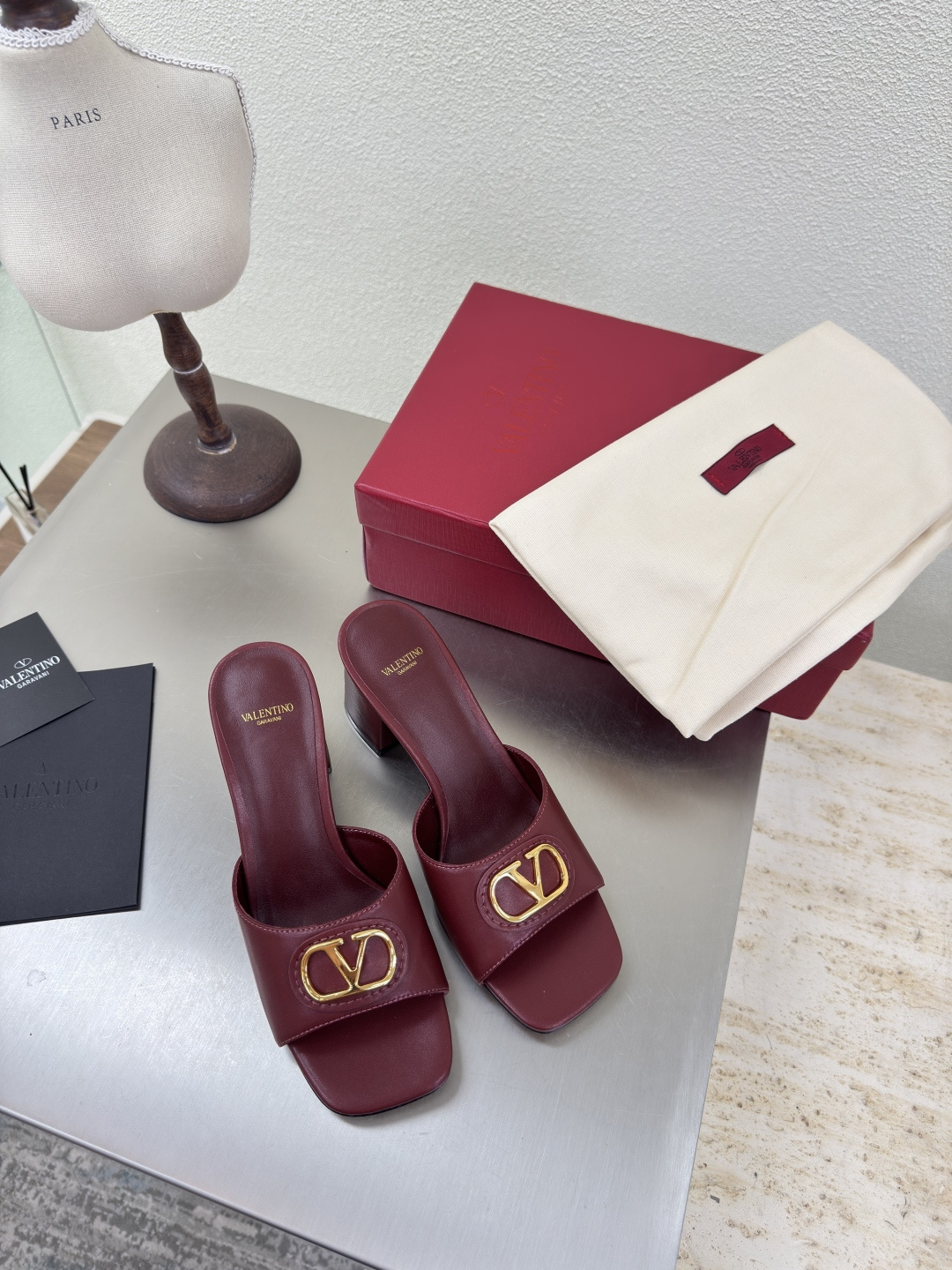 NO:462373,Square heels Valen classic fastener logo Slippers Burgundy Classic design High-end versatile wear Use ZP consistent hardware fasteners Extremely fine workmanship Always provide exquisite shoes for Valen fans Fabrics Lambskin Handmade markless operation Detailed and caring Aojiu Flying pads Lambskin Outsole Italian leather outsole Original one-to-one mold casting One-stitched needle and one thread to show high-end quality Excellent workmanship Leather outsole Printing classic leather outsole Comfortable and non-slip sole Foot bed is ergonomic design Logo full printing process Size 35 36 37 38 39 40 Configure original fine packaging, high heels, slippers, sheepskin, Leather soles19860909方跟 华伦经典扣件logo 拖鞋  酒红色 经典设计 高版本 百搭穿着 采用ZP一致的五金扣件 做工极为精细 一直为华伦粉丝提供精致的鞋履 面料 小羊皮 手工无痕操作 细致贴心 奥钻 垫脚选用 小羊皮 大底 意大利真皮大底  原版一比一开模铸造而成 一针一线尽显高端品质 做工优良 真皮大底 印刷经典纹路 舒适防滑的大底 脚床符合人体工程学设计 logo全印刷工艺 码数35 36 37 38 39 40 配置原版精细包装,高跟鞋拖鞋,valentino,high heels,slippers,sheepskin,Leather soles,Women's Shoes