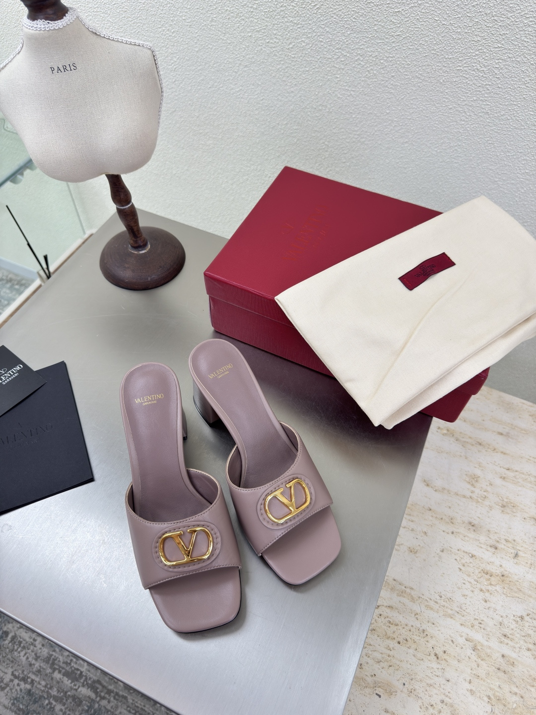 NO:462381,Square heels Valentine's classic fastener logo Slippers Lotus pink Classic design High-end versatile wear Use ZP consistent hardware fasteners Extremely fine workmanship has always provided Warren fans with exquisite shoes Fabrics Lambskin Handmade markless operation Detailed and caring Aojiu Flying pads Use lambskin Outsole Italian leather outsole Original one-to-one mold casting One-stitch one-line display of high-end quality Excellent workmanship Leather outsole Printing classic leather outsole Comfortable and non-slip sole Foot bed is ergonomic design Logo full printing process Size 35 36 37 38 39 40 Configure original fine packaging, high heels, slippers, sheepskin, Leather soles19860909方跟 华伦经典扣件logo 拖鞋  藕粉色 经典设计 高版本 百搭穿着 采用ZP一致的五金扣件 做工极为精细 一直为华伦粉丝提供精致的鞋履 面料 小羊皮 手工无痕操作 细致贴心 奥钻 垫脚选用 小羊皮 大底 意大利真皮大底  原版一比一开模铸造而成 一针一线尽显高端品质 做工优良 真皮大底 印刷经典纹路 舒适防滑的大底 脚床符合人体工程学设计 logo全印刷工艺 码数35 36 37 38 39 40 配置原版精细包装,高跟鞋拖鞋,valentino,high heels,slippers,sheepskin,Leather soles,Women's Shoes