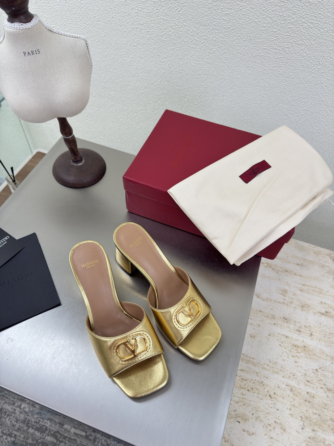 NO:462391,Square heels Valentine's classic fastener logo Slippers Gold Classic design High-end versatile wear Use ZP consistent hardware fasteners Extremely fine workmanship Always provide exquisite shoes for Valentine's fans Fabric Gold metal leather Handmade traceless operation Detailed and caring Aoji Diamonds Flying pads Lambskin Outsole Italian leather outsole Original one-to-one mold casting One-stitch one-line display of high-end quality Excellent workmanship Leather outsole Printing classic leather outsole Comfortable and non-slip sole Foot bed is ergonomic design Full printing process Logo printing craft Number 35 36 37 38 39 40 Configure original fine packaging, high heels, slippers, sheepskin, Leather soles19860909方跟 华伦经典扣件logo 拖鞋  金色 经典设计 高版本 百搭穿着 采用ZP一致的五金扣件 做工极为精细 一直为华伦粉丝提供精致的鞋履 面料 金色金属皮 手工无痕操作 细致贴心 奥钻 垫脚选用 小羊皮 大底 意大利真皮大底  原版一比一开模铸造而成 一针一线尽显高端品质 做工优良 真皮大底 印刷经典纹路 舒适防滑的大底 脚床符合人体工程学设计 logo全印刷工艺 码数35 36 37 38 39 40 配置原版精细包装,高跟鞋拖鞋,valentino,high heels,slippers,sheepskin,Leather soles,Women's Shoes