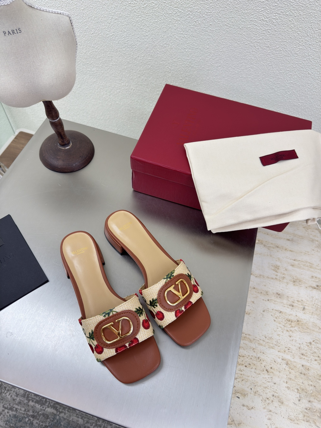 NO:462415,PP grass material, printed cherry, flat-sole square head, Valentine's classic fastener logo, slippers, brown, classic design, high-end version, versatile wear, using ZP consistent hardware fastener, extremely fine workmanship, always providing exquisite shoes for Valentine's fans, fabric, PP grass, hand-made traceless operation, meticulous and considerate, Aojiu, foot pad selection, lambskin, outsole, Italian leather outsole, original one-to-one mold cast, one needle and one thread, full-working, leather outsole, classic printing, comfortable and non-slip sole, footbed, ergonomic design, logo printing process, code number 35 36 37 38 39 40 41 (40 41 customization) configuration original fine packaging, high heel slippers, valentino, high  heels slippers sheepskin Leather soles19860909PP草材质 印刷樱桃 平底方头 华伦经典扣件logo 拖鞋 棕色 经典设计 高版本 百搭穿着 采用ZP一致的五金扣件 做工极为精细 一直为华伦粉丝提供精致的鞋履 面料 PP草 手工无痕操作 细致贴心 奥钻 垫脚选用 小羊皮 大底 意大利真皮大底  原版一比一开模铸造而成 一针一线尽显高端品质 做工优良 真皮大底 印刷经典纹路 舒适防滑的大底 脚床符合人体工程学设计 logo全印刷工艺 码数35 36 37 38 39 40 41（40 41定制） 配置原版精细包装,高跟鞋拖鞋,valentino,high heels,slippers,sheepskin,Leather soles,Women's Shoes