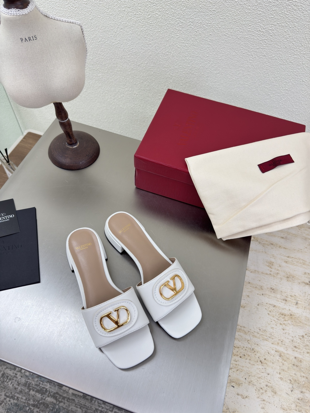 NO:462365,White calfskin, flat-sole square head, Valentine's classic fastener logo, slippers, classic design, high-end, versatile wear, using ZP consistent hardware fastener, extremely fine workmanship, always providing exquisite shoes for Valentine's fans, fabric, calfskin, hand-made traceless operation, meticulous and considerate, Aojiu, foot pad selection, lambskin, outsole, Italian leather outsole, original one-to-one mold cast, one needle and one thread, full high-end quality, excellent workmanship, genuine leather outsole, classic printing pattern, comfortable and non-slip sole, footbed, ergonomic design, logo printing process, code number 35 36 37 38 39 40 41 (40 41 customization) configuration original fine packaging, high heel slippers, valentino, high  heels, slippers, cowhide, sheepskin, Leather soles19860909白色小牛皮 平底方头 华伦经典扣件logo 拖鞋 经典设计 高版本 百搭穿着 采用ZP一致的五金扣件 做工极为精细 一直为华伦粉丝提供精致的鞋履 面料 小牛皮 手工无痕操作 细致贴心 奥钻 垫脚选用 小羊皮 大底 意大利真皮大底  原版一比一开模铸造而成 一针一线尽显高端品质 做工优良 真皮大底 印刷经典纹路 舒适防滑的大底 脚床符合人体工程学设计 logo全印刷工艺 码数35 36 37 38 39 40 41（40 41定制） 配置原版精细包装,高跟鞋拖鞋,valentino,high heels,slippers,cowhide,sheepskin,Leather soles,Women's Shoes