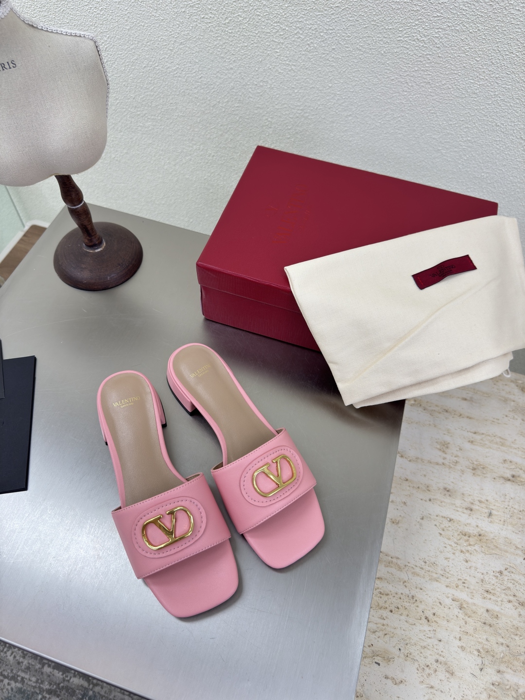 Valentino Garavani Sandales Plates en Cuir Rose avec Boucle Classique