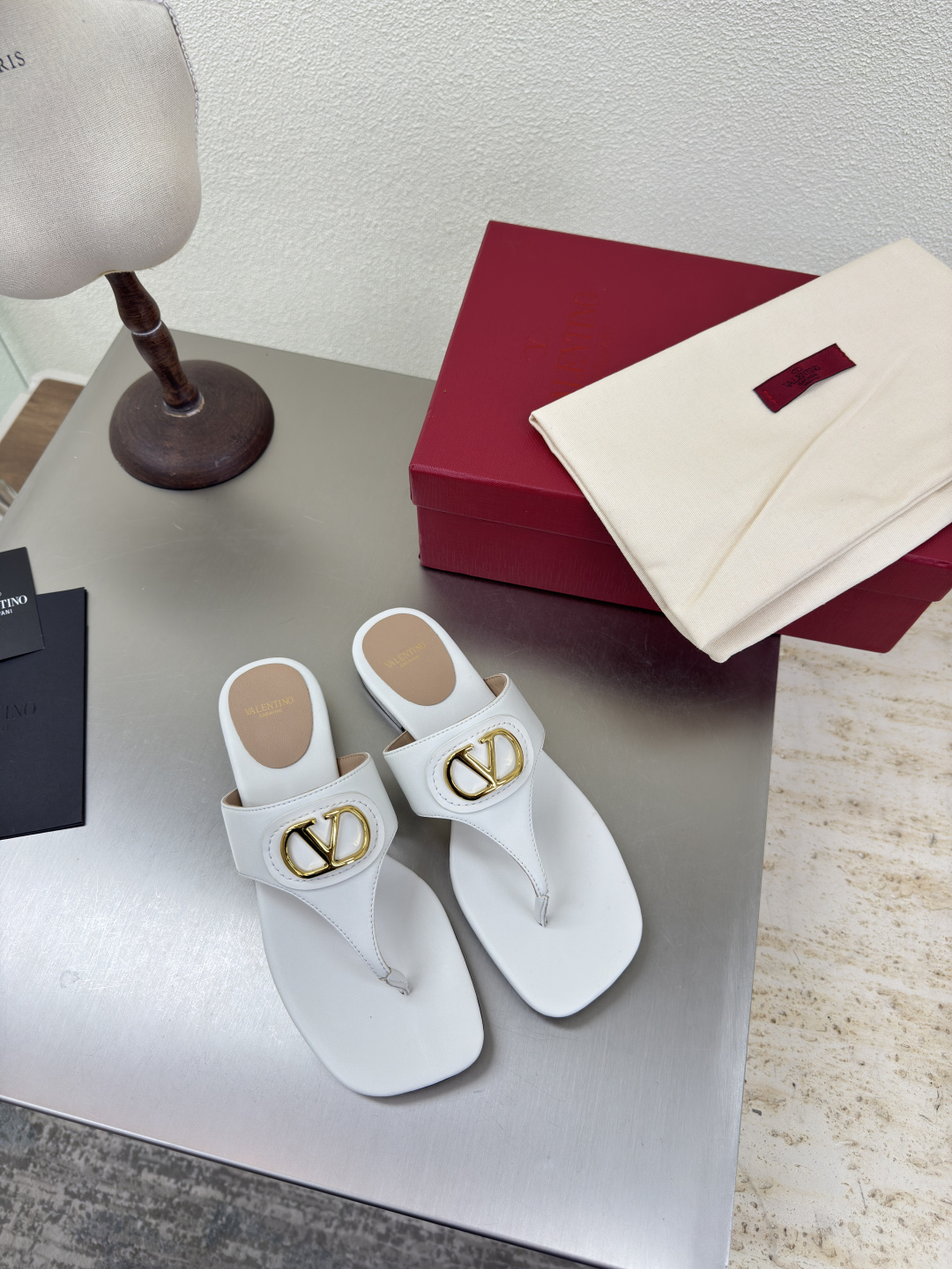 NO:462341,White cowhide, flat flip flops, flat-sole square toe, Valentine's classic fastener logo, slippers, classic design, high-end, versatile wear, ZP consistent hardware fastener, extremely fine workmanship, always providing exquisite shoes for Valentine's fans, fabric, calfskin, hand-made traceless operation, meticulous and considerate, Aojiu, foot pad selection, lambskin, outsole, Italian leather outsole, original one-to-one mold cast, one needle and one thread, full high-end quality, excellent workmanship, genuine leather outsole, classic printing pattern, comfortable and non-slip sole, footbed, ergonomic design, logo printing process, code 35 36 37 38 39 40 41 (40 41 customization) configuration original fine packaging, split-toe shoes, valentino, slippers, cowhide, sheepskin, Leather  soles19860909白色牛皮 平底人字拖 平底方头 华伦经典扣件logo 拖鞋  经典设计 高版本 百搭穿着 采用ZP一致的五金扣件 做工极为精细 一直为华伦粉丝提供精致的鞋履 面料 小牛皮 手工无痕操作 细致贴心 奥钻 垫脚选用 小羊皮 大底 意大利真皮大底  原版一比一开模铸造而成 一针一线尽显高端品质 做工优良 真皮大底 印刷经典纹路 舒适防滑的大底 脚床符合人体工程学设计 logo全印刷工艺 码数35 36 37 38 39 40 41（40 41定制） 配置原版精细包装,分趾鞋,valentino,slippers,cowhide,sheepskin,Leather soles,Women's Shoes