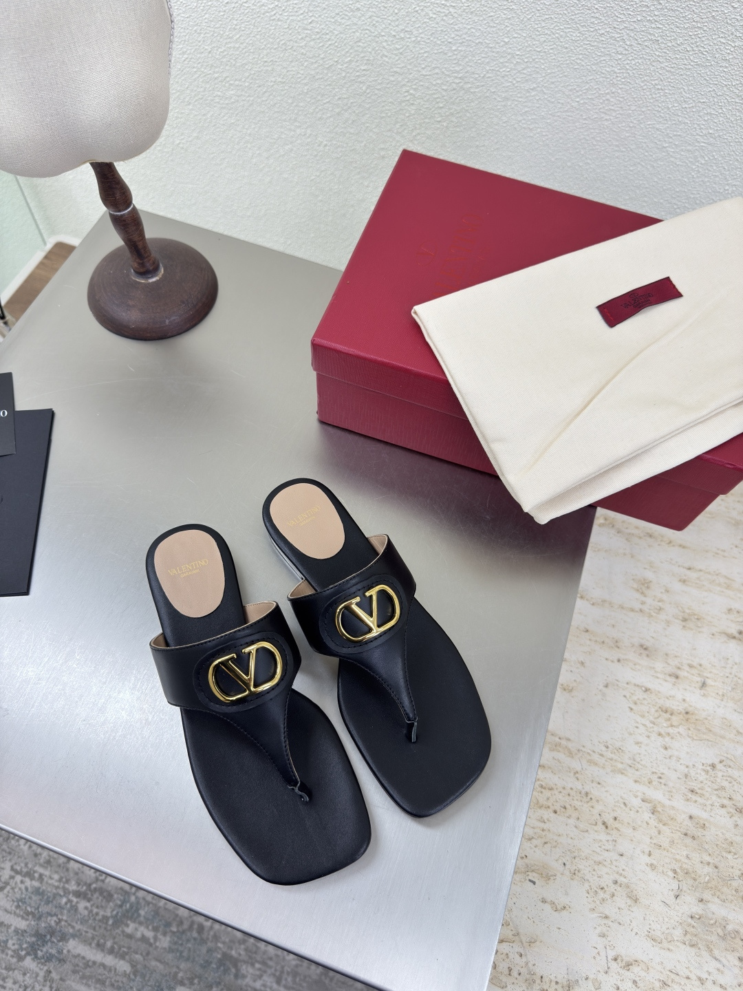 NO:462335,Black cowhide, flat flip flops, flat-sole square head, Valentine's classic fastener logo, slippers, classic design, high-end, versatile wear, using ZP consistent hardware fastener, extremely fine workmanship, always providing Wallen fans with exquisite shoes, fabric, calfskin, hand-made traceless operation, meticulous and considerate, Aojiu, foot pad selection, lambskin, outsole, Italian leather outsole, original one-to-one mold cast, one needle and one thread, full high-end quality, excellent workmanship, genuine leather sole, classic printing pattern, comfortable and non-slip sole, footbed, ergonomic design, logo printing process, code number 35 36 37 38 39 40 41 (40 41 customization)  Configure original fine packaging, split-toe shoes, valentino, slippers, cowhide, sheepskin, Leather soles19860909黑色 牛皮 平底人字拖 平底方头 华伦经典扣件logo 拖鞋  经典设计 高版本 百搭穿着 采用ZP一致的五金扣件 做工极为精细 一直为华伦粉丝提供精致的鞋履 面料 小牛皮 手工无痕操作 细致贴心 奥钻 垫脚选用 小羊皮 大底 意大利真皮大底  原版一比一开模铸造而成 一针一线尽显高端品质 做工优良 真皮大底 印刷经典纹路 舒适防滑的大底 脚床符合人体工程学设计 logo全印刷工艺 码数35 36 37 38 39 40 41（40 41定制） 配置原版精细包装,分趾鞋,valentino,slippers,cowhide,sheepskin,Leather soles,Women's Shoes