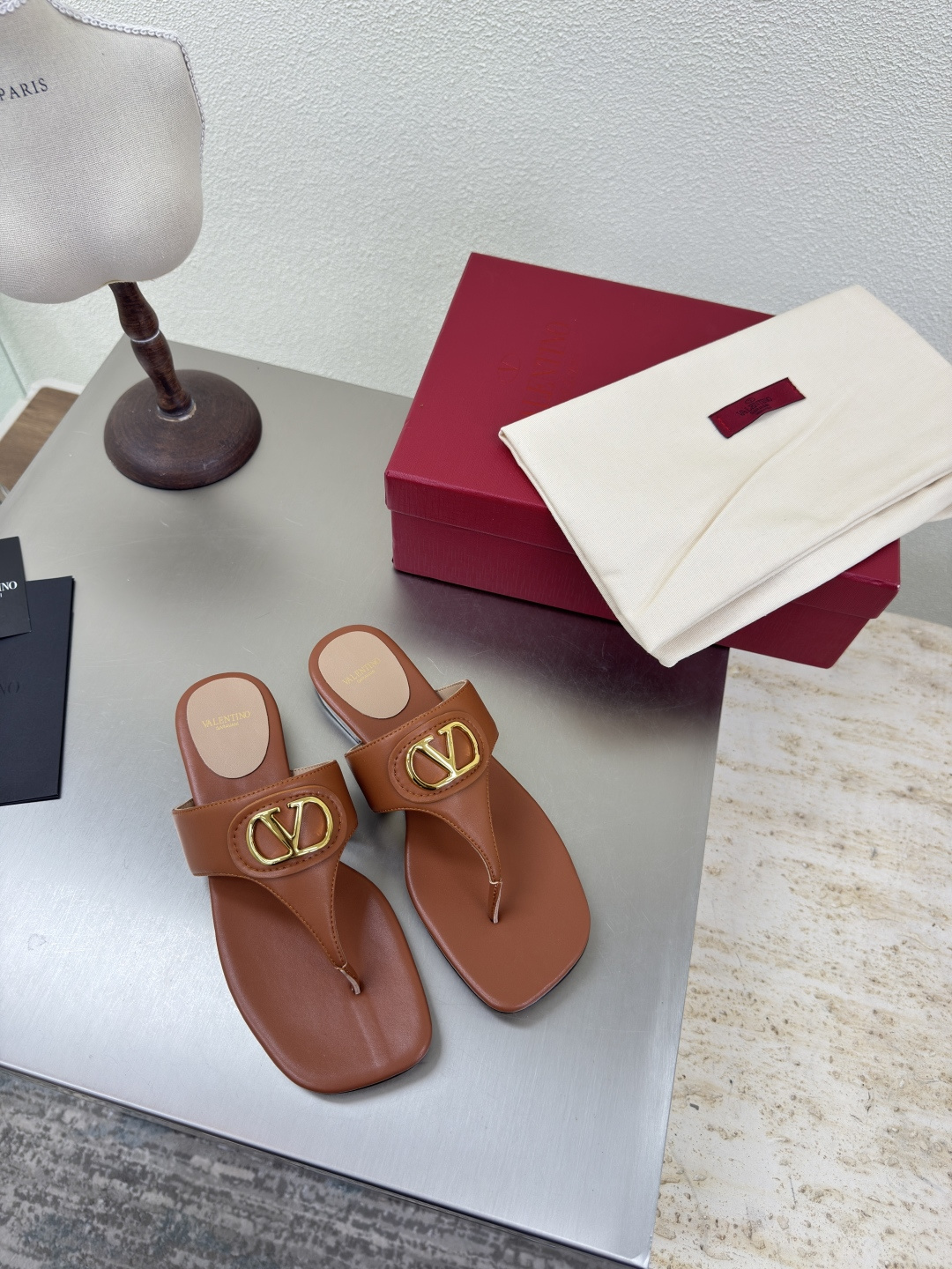 NO:462347,Brown cowhide, flat flip flops, flat-sole square head, Valentine's classic fastener logo, slippers, classic design, high-end, versatile wear, using ZP consistent hardware fastener, extremely fine workmanship, always providing exquisite shoes for Valentine's fans, fabric, calfskin, hand-made traceless operation, meticulous and considerate, Aojiu, foot pad selection, lambskin, outsole, Italian leather outsole, original one-to-one mold cast, one needle and one thread, show high-end quality, excellent workmanship, genuine leather sole, classic printing patterns, comfortable and non-slip sole, footbed is ergonomic design, logo printing process, code number 35 36 37 38 39 40 41 (40 41 customization)  Configure original fine packaging, split-toe shoes, valentino, slippers, cowhide, sheepskin, Leather soles19860909棕色 牛皮 平底人字拖 平底方头 华伦经典扣件logo 拖鞋  经典设计 高版本 百搭穿着 采用ZP一致的五金扣件 做工极为精细 一直为华伦粉丝提供精致的鞋履 面料 小牛皮 手工无痕操作 细致贴心 奥钻 垫脚选用 小羊皮 大底 意大利真皮大底  原版一比一开模铸造而成 一针一线尽显高端品质 做工优良 真皮大底 印刷经典纹路 舒适防滑的大底 脚床符合人体工程学设计 logo全印刷工艺 码数35 36 37 38 39 40 41（40 41定制） 配置原版精细包装,分趾鞋,valentino,slippers,cowhide,sheepskin,Leather soles,Women's Shoes