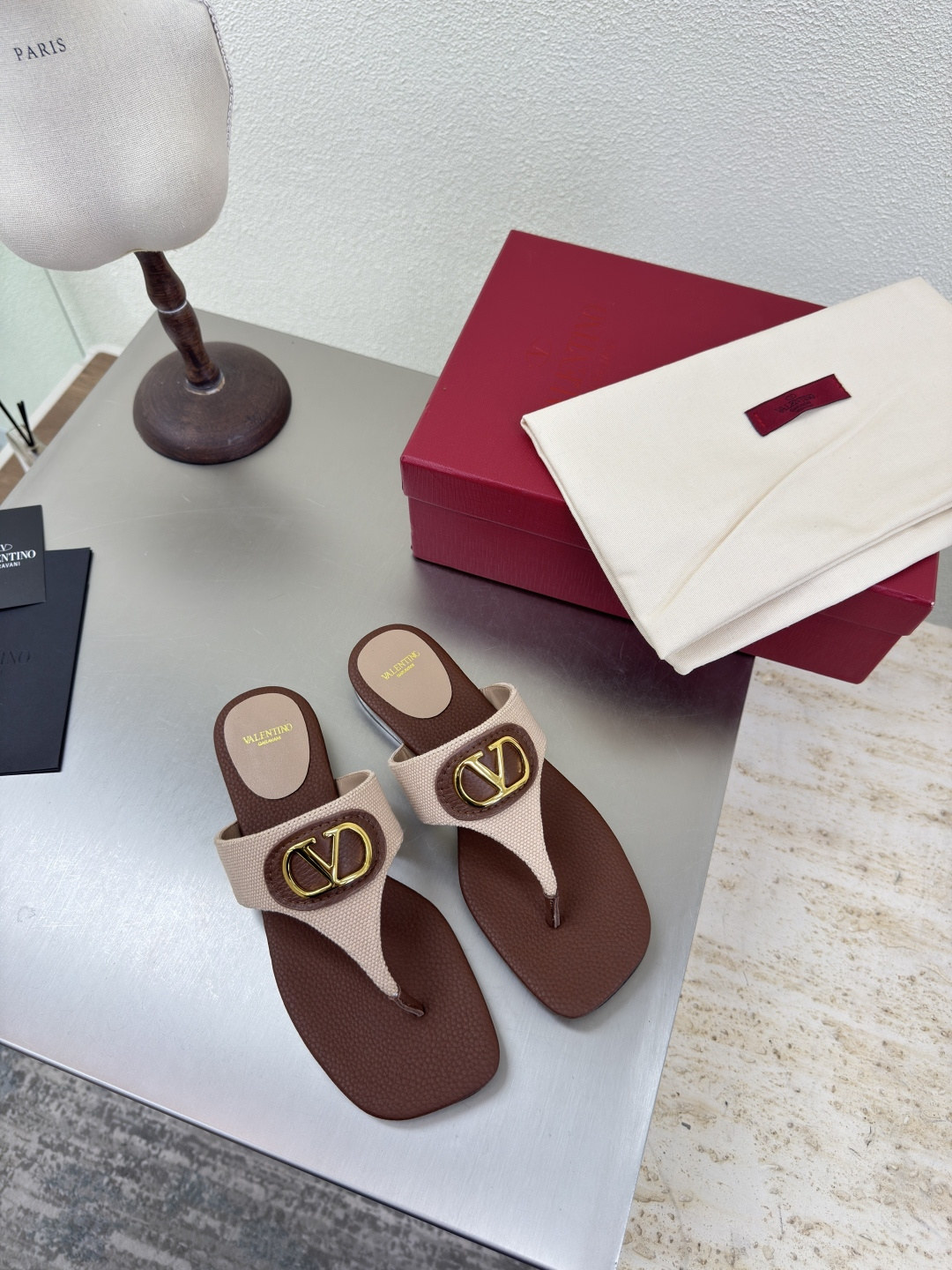 NO:462355,Pink original wash canvas Flat-soled flip-flops Flat-soled square head Valentine classic fastener logo Slippers Classic design High-end versatile wear Use ZP consistent hardware fastener Extremely fine workmanship Always provide Warren fans with exquisite shoes Fabric Wash canvas Handmade traceless operation Detailed and caring Aoji Diamond Flying pad selection Lambskin Outsole Italian leather outsole Original one-to-one mold casting One-stitch one-line display of high-end quality Excellent workmanship Leather sole Printing classic pattern Comfortable and non-slip sole Foot bed is ergonomic design Logo full printing process Number of 35 36 37 38 39 40 41 (40 41 customization)  Configure original fine packaging, split-toe shoes, valentino, slippers, sheepskin, Leather soles19860909粉色原版洗水帆布 平底人字拖 平底方头 华伦经典扣件logo 拖鞋  经典设计 高版本 百搭穿着 采用ZP一致的五金扣件 做工极为精细 一直为华伦粉丝提供精致的鞋履 面料 洗水帆布 手工无痕操作 细致贴心 奥钻 垫脚选用 小羊皮 大底 意大利真皮大底  原版一比一开模铸造而成 一针一线尽显高端品质 做工优良 真皮大底 印刷经典纹路 舒适防滑的大底 脚床符合人体工程学设计 logo全印刷工艺 码数35 36 37 38 39 40 41（40 41定制） 配置原版精细包装,分趾鞋,valentino,slippers,sheepskin,Leather soles,Women's Shoes