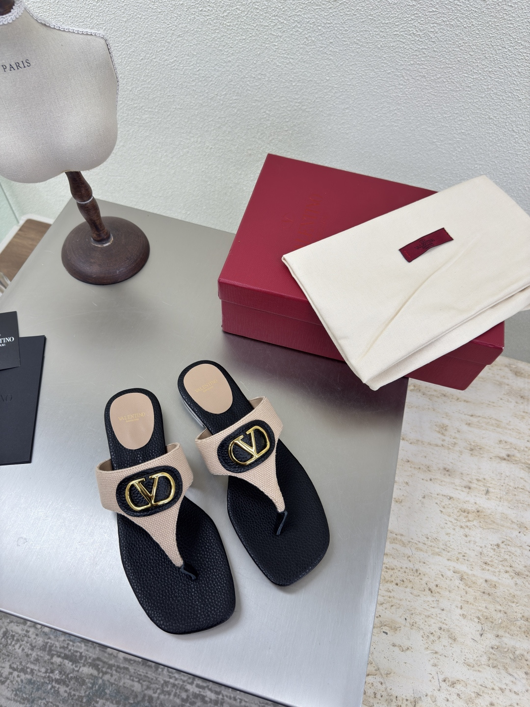 NO:462363,Pink and black Original washing canvas Flat-soled flip-flops Flat-soled square head Valen classic fastener logo Slippers Classic design High-end versatile wear Use ZP consistent hardware fastener Extremely fine workmanship Always provide Warren fans with exquisite shoes Fabric Wash canvas Handmade traceless operation Detailed and caring Aoji Diamond Flying pad selection Lambskin Outsole Italian leather outsole Original one-to-one mold casting One-stitch one-line display of high-end quality Excellent workmanship Leather sole Printing classic pattern Comfortable and non-slip sole Foot bed is ergonomic design Logo full printing process Number of 35 36 37 38 39 40 41 (40 41 customization)  Configure original fine packaging, split-toe shoes, valentino, slippers, sheepskin, Leather soles19860909粉色配黑色 原版洗水帆布 平底人字拖 平底方头 华伦经典扣件logo 拖鞋  经典设计 高版本 百搭穿着 采用ZP一致的五金扣件 做工极为精细 一直为华伦粉丝提供精致的鞋履 面料 洗水帆布 手工无痕操作 细致贴心 奥钻 垫脚选用 小羊皮 大底 意大利真皮大底  原版一比一开模铸造而成 一针一线尽显高端品质 做工优良 真皮大底 印刷经典纹路 舒适防滑的大底 脚床符合人体工程学设计 logo全印刷工艺 码数35 36 37 38 39 40 41（40 41定制） 配置原版精细包装,分趾鞋,valentino,slippers,sheepskin,Leather soles,Women's Shoes