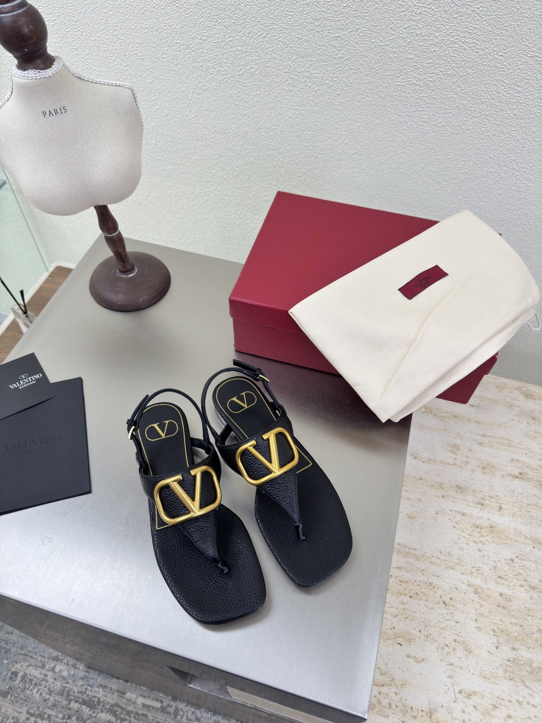 NO:462372,Black calfskin, rear strap, flat-toed sandals, flat-sole square toe, Valentine's classic fastener logo, slippers, classic design, high-end, versatile wear, using ZP consistent hardware fastener, extremely fine workmanship, always providing exquisite shoes for Valentine's fans, fabric, calfskin, hand-made traceless operation, meticulous and considerate, Aojiu, foot pad selection, lambskin, outsole, Italian leather outsole, original one-to-one mold cast, one needle and one thread, full high-end quality, excellent workmanship, genuine leather outsole, classic printing pattern, comfortable and non-slip sole, footbed is ergonomic design, logo printing process, code number 35 36 37 38 39 40 41 (40 41 customization)  Configure original fine packaging, split-toe shoes, valentino, sandals, slippers, cowhide, sheepskin, Leather soles19860909黑色小牛皮 后带 平底夹趾凉鞋 平底方头 华伦经典扣件logo 拖鞋  经典设计 高版本 百搭穿着 采用ZP一致的五金扣件 做工极为精细 一直为华伦粉丝提供精致的鞋履 面料 小牛皮 手工无痕操作 细致贴心 奥钻 垫脚选用 小羊皮 大底 意大利真皮大底  原版一比一开模铸造而成 一针一线尽显高端品质 做工优良 真皮大底 印刷经典纹路 舒适防滑的大底 脚床符合人体工程学设计 logo全印刷工艺 码数35 36 37 38 39 40 41（40 41定制） 配置原版精细包装,分趾鞋,valentino,sandals,slippers,cowhide,sheepskin,Leather soles,Women's Shoes