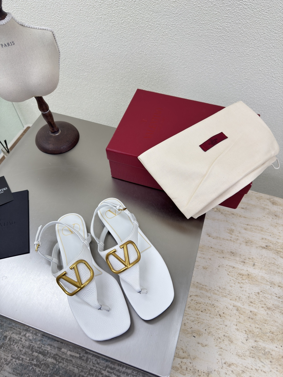 NO:462382,White Calfskin Back strap Flat toe sandals Flat toe square toe Valentine classic fastener logo Slippers Classic design High-end versatile wear Use ZP consistent hardware fastener Extremely fine workmanship Always provide Warren fans with exquisite shoes Fabric Calfskin Handmade markless operation Detailed and caring Aojiu Flying pad selection Lambskin Outsole Italian leather outsole Original one-to-one mold casting One-stitch one-line display of high-end quality Excellent workmanship Leather sole Printing classic pattern Comfortable and non-slip sole Foot bed is ergonomic design Logo full printing process Number of 35 36 37 38 39 40 41 (40 41 customization)  Configure original fine packaging, split-toe shoes, valentino, sandals, slippers, cowhide, sheepskin, Leather soles19860909白色 小牛皮 后带 平底夹趾凉鞋 平底方头 华伦经典扣件logo 拖鞋  经典设计 高版本 百搭穿着 采用ZP一致的五金扣件 做工极为精细 一直为华伦粉丝提供精致的鞋履 面料 小牛皮 手工无痕操作 细致贴心 奥钻 垫脚选用 小羊皮 大底 意大利真皮大底  原版一比一开模铸造而成 一针一线尽显高端品质 做工优良 真皮大底 印刷经典纹路 舒适防滑的大底 脚床符合人体工程学设计 logo全印刷工艺 码数35 36 37 38 39 40 41（40 41定制） 配置原版精细包装,分趾鞋,valentino,sandals,slippers,cowhide,sheepskin,Leather soles,Women's Shoes