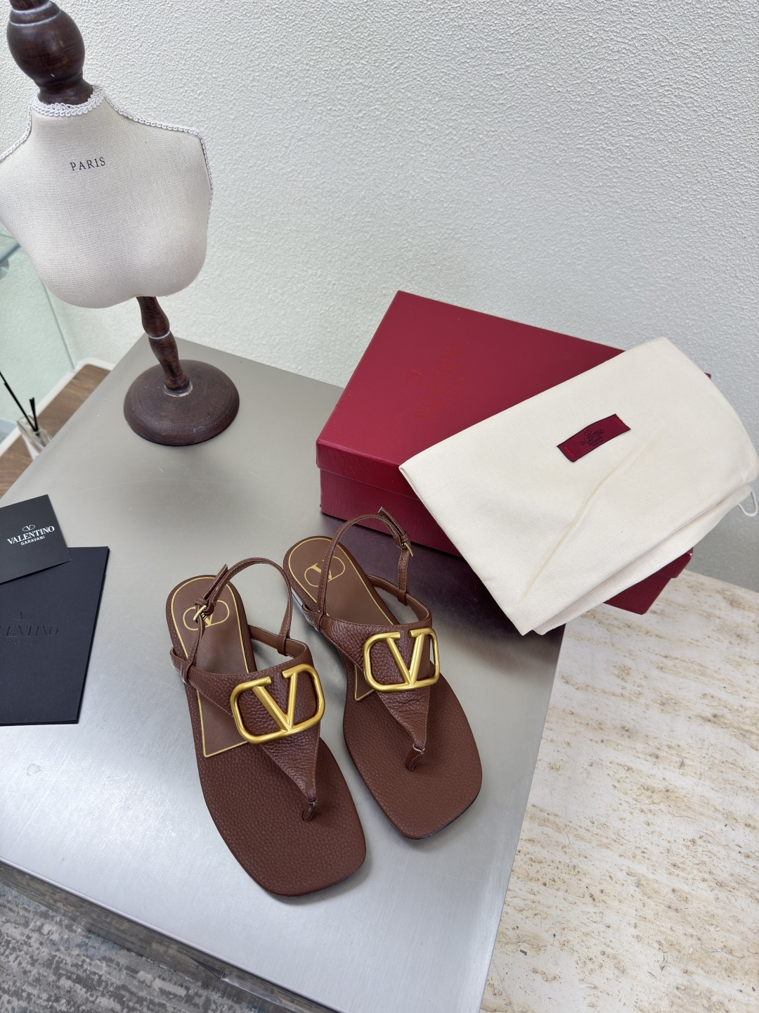 NO:462390,Brown calfskin rear strap flat-toed sandals flat-sole square toe Valentine classic fastener logo slippers Classic design High-end versatile wear Use ZP consistent hardware fastener Extremely fine workmanship always provides Warren fans with exquisite shoes Fabric Calfskin Handmade markless operation Detailed and caring Aoji Diamonds foot pad selection Lambskin Outsole Italian leather outsole Original one-to-one mold casting One-stitch one-line display of high-end quality Excellent workmanship Leather sole Printing classic pattern Comfortable and non-slip sole Foot bed is ergonomic design Logo full printing process Number of 35 36 37 38 39 40 41 (40 41 customization)  Configure original fine packaging, split-toe shoes, valentino, sandals, slippers, cowhide, sheepskin, Leather soles19860909棕色 小牛皮 后带 平底夹趾凉鞋 平底方头 华伦经典扣件logo 拖鞋  经典设计 高版本 百搭穿着 采用ZP一致的五金扣件 做工极为精细 一直为华伦粉丝提供精致的鞋履 面料 小牛皮 手工无痕操作 细致贴心 奥钻 垫脚选用 小羊皮 大底 意大利真皮大底  原版一比一开模铸造而成 一针一线尽显高端品质 做工优良 真皮大底 印刷经典纹路 舒适防滑的大底 脚床符合人体工程学设计 logo全印刷工艺 码数35 36 37 38 39 40 41（40 41定制） 配置原版精细包装,分趾鞋,valentino,sandals,slippers,cowhide,sheepskin,Leather soles,Women's Shoes