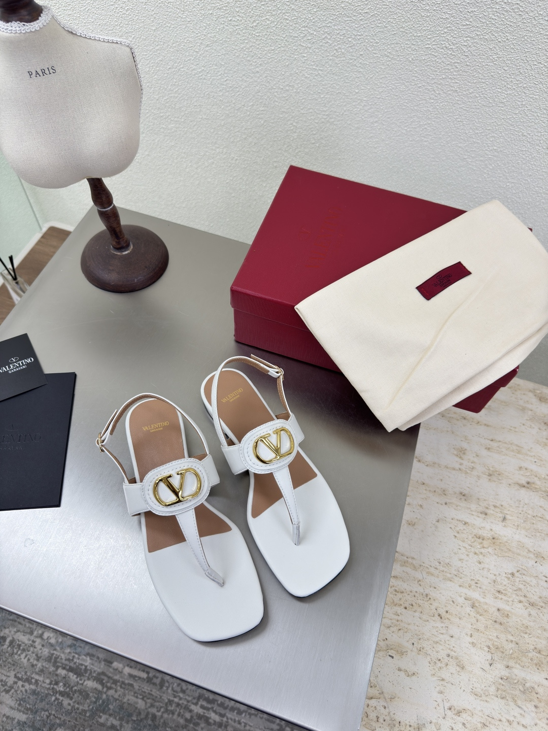 NO:462399,White Calfskin Back strap Flat toe sandals Flat toe square toe Valentine classic fastener logo Slippers Classic design High-end versatile wear Use ZP consistent hardware fastener Extremely fine workmanship Always provide Warren fans with exquisite shoes Fabric Calfskin Handmade markless operation Detailed and caring Aojiu Flying pad selection Lambskin Outsole Italian leather outsole Original one-to-one mold casting One-stitch one-line display of high-end quality Excellent workmanship Leather sole Printing classic pattern Comfortable and non-slip sole Foot bed is ergonomic design Logo full printing process Number of 35 36 37 38 39 40 41 (40 41 customization)  Configure original fine packaging, split-toe shoes, valentino, sandals, slippers, cowhide, sheepskin, Leather soles19860909白色 小牛皮 后带 平底夹趾凉鞋 平底方头 华伦经典扣件logo 拖鞋  经典设计 高版本 百搭穿着 采用ZP一致的五金扣件 做工极为精细 一直为华伦粉丝提供精致的鞋履 面料 小牛皮 手工无痕操作 细致贴心 奥钻 垫脚选用 小羊皮 大底 意大利真皮大底  原版一比一开模铸造而成 一针一线尽显高端品质 做工优良 真皮大底 印刷经典纹路 舒适防滑的大底 脚床符合人体工程学设计 logo全印刷工艺 码数35 36 37 38 39 40 41（40 41定制） 配置原版精细包装,分趾鞋,valentino,sandals,slippers,cowhide,sheepskin,Leather soles,Women's Shoes