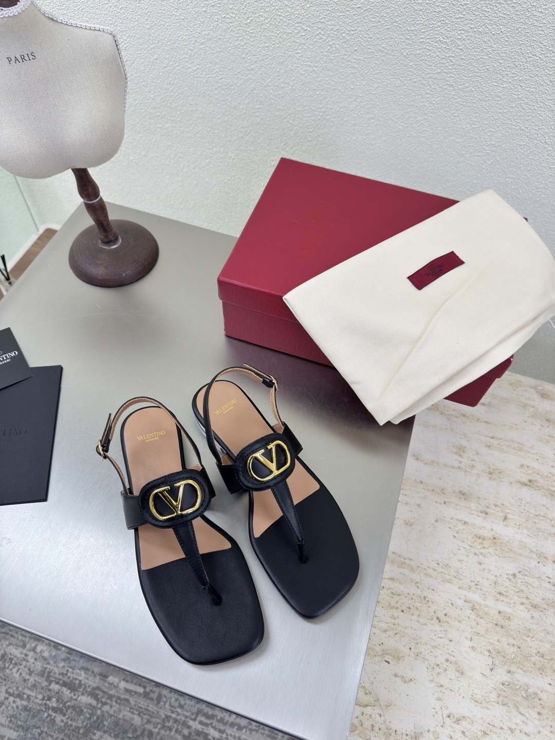 NO:462408,Black calfskin rear strap flat-toed sandals flat-sole square toe Valentine classic fastener logo slippers Classic design High-end versatile wear Use ZP consistent hardware fastener Extremely fine workmanship always provides Warren fans with exquisite shoes Fabric Calfskin Handmade markless operation Detailed and caring Aojiu Flying pad selection Lambskin Outsole Italian leather outsole Original one-to-one mold casting One-stitch one-line display of high-end quality Excellent workmanship Leather sole Printing classic pattern Comfortable and non-slip sole Foot bed is ergonomic design Logo full printing process Number of 35 36 37 38 39 40 41 (40 41 customization)  Configure original fine packaging, split-toe shoes, valentino, sandals, slippers, cowhide, sheepskin, Leather soles19860909黑色 小牛皮 后带 平底夹趾凉鞋 平底方头 华伦经典扣件logo 拖鞋  经典设计 高版本 百搭穿着 采用ZP一致的五金扣件 做工极为精细 一直为华伦粉丝提供精致的鞋履 面料 小牛皮 手工无痕操作 细致贴心 奥钻 垫脚选用 小羊皮 大底 意大利真皮大底  原版一比一开模铸造而成 一针一线尽显高端品质 做工优良 真皮大底 印刷经典纹路 舒适防滑的大底 脚床符合人体工程学设计 logo全印刷工艺 码数35 36 37 38 39 40 41（40 41定制） 配置原版精细包装,分趾鞋,valentino,sandals,slippers,cowhide,sheepskin,Leather soles,Women's Shoes