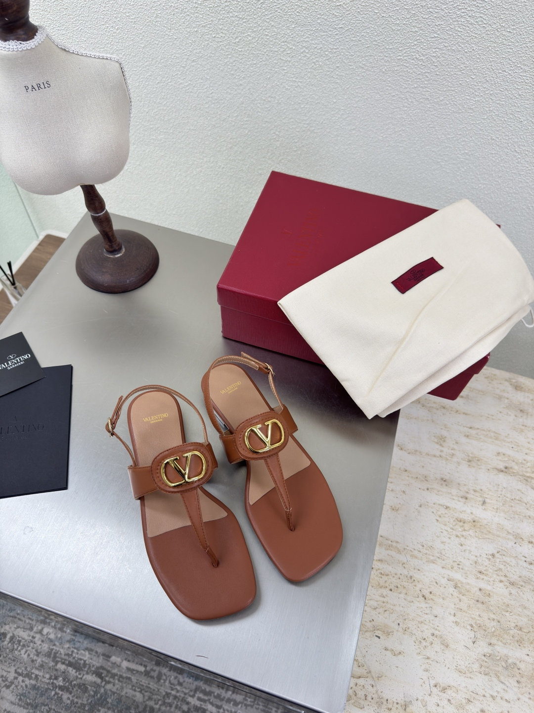 NO:462416,Brown calfskin rear strap flat-toed sandals flat-sole square toe Valentine classic fastener logo slippers Classic design High-end versatile wear Use ZP consistent hardware fastener Extremely fine workmanship always provides Warren fans with exquisite shoes Fabric Calfskin Handmade markless operation Detailed and caring Aoji Diamonds foot pad selection Lambskin Outsole Italian leather outsole Original one-to-one mold casting One-stitch one-line display of high-end quality Excellent workmanship Leather sole Printing classic pattern Comfortable and non-slip sole Foot bed is ergonomic design Logo full printing process Number of 35 36 37 38 39 40 41 (40 41 customization)  Configure original fine packaging, split-toe shoes, valentino, sandals, slippers, cowhide, sheepskin, Leather soles19860909棕色 小牛皮 后带 平底夹趾凉鞋 平底方头 华伦经典扣件logo 拖鞋  经典设计 高版本 百搭穿着 采用ZP一致的五金扣件 做工极为精细 一直为华伦粉丝提供精致的鞋履 面料 小牛皮 手工无痕操作 细致贴心 奥钻 垫脚选用 小羊皮 大底 意大利真皮大底  原版一比一开模铸造而成 一针一线尽显高端品质 做工优良 真皮大底 印刷经典纹路 舒适防滑的大底 脚床符合人体工程学设计 logo全印刷工艺 码数35 36 37 38 39 40 41（40 41定制） 配置原版精细包装,分趾鞋,valentino,sandals,slippers,cowhide,sheepskin,Leather soles,Women's Shoes