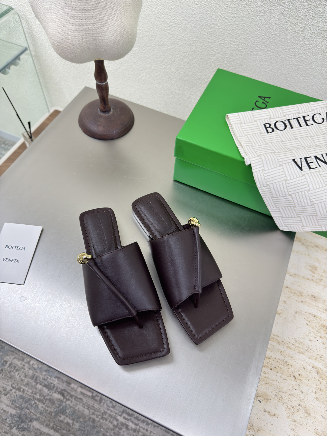 NO:465290,BV Solstice Women's Flip Flops Series Coffee Color When lazy holidays meet high-end feeling, BV classic weaving encounters rough rope knot hardware, every step is a relaxing aesthetic. Italian leather is gentle wrapped, hand-woven textures are hidden in casual passwords. The metal buckle collided with the elements of the climbing rope, injecting a trace of wild tension into the minimalist simplicity. 'Step on it, it's like stepping into the sunset of Tuscany' a soft, but with uncompromising edges. Italian leather outsole Injection molding technology pairs original packaging woven striped bags Size 35 36 37 38 39 40 41 42 43, slippers, bottega veneta, slippers, Leather soles19860909BV Solstice女士人字拖鞋 系列 咖啡色 当慵懒假日遇上高级感,BV经典编织拖邂逅粗粝绳结五金,每一步都是松弛美学. 意大利皮革温柔包裹,手工编织纹路里藏满随性密码 金属扣环与登山绳元素碰撞,给极简注入一丝野性张力. 「踩上它,像踏进托斯卡纳的夕阳里」一柔软,却带着不妥协的棱角. 意大利真皮大底 注塑工艺 对版 原版包装 编织条纹布袋 码数 35 36 37 38 39 40 41 42 43,拖鞋,bottega veneta,slippers,Leather soles,Women's Shoes