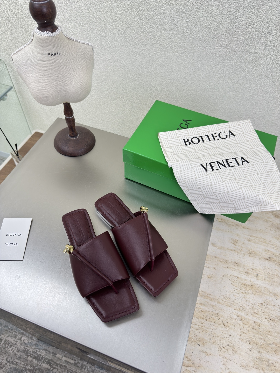 NO:465306,BV Solstice Women's Flip Flops Series Baroque Burgundy When lazy holidays meet high-end feels, BV classic weaving encounters rough rope knot hardware, every step is a relaxing aesthetic. Italian leather is gentle wrapped, hand-woven textures are hidden in casual passwords. The metal buckle collided with the elements of the climbing rope, injecting a trace of wild tension into the minimalist simplicity. 'Step on it, it's like stepping into the sunset of Tuscany' a soft, but with uncompromising edges. Italian leather outsole Injection molding technology pairs original packaging woven striped bags Size 35 36 37 38 39 40 41 42 43, slippers, bottega veneta, slippers, Leather soles19860909BV Solstice女士人字拖鞋 系列 巴洛克酒红 当慵懒假日遇上高级感,BV经典编织拖邂逅粗粝绳结五金,每一步都是松弛美学. 意大利皮革温柔包裹,手工编织纹路里藏满随性密码 金属扣环与登山绳元素碰撞,给极简注入一丝野性张力. 「踩上它,像踏进托斯卡纳的夕阳里」一柔软,却带着不妥协的棱角. 意大利真皮大底 注塑工艺 对版 原版包装 编织条纹布袋 码数 35 36 37 38 39 40 41 42 43,拖鞋,bottega veneta,slippers,Leather soles,Women's Shoes