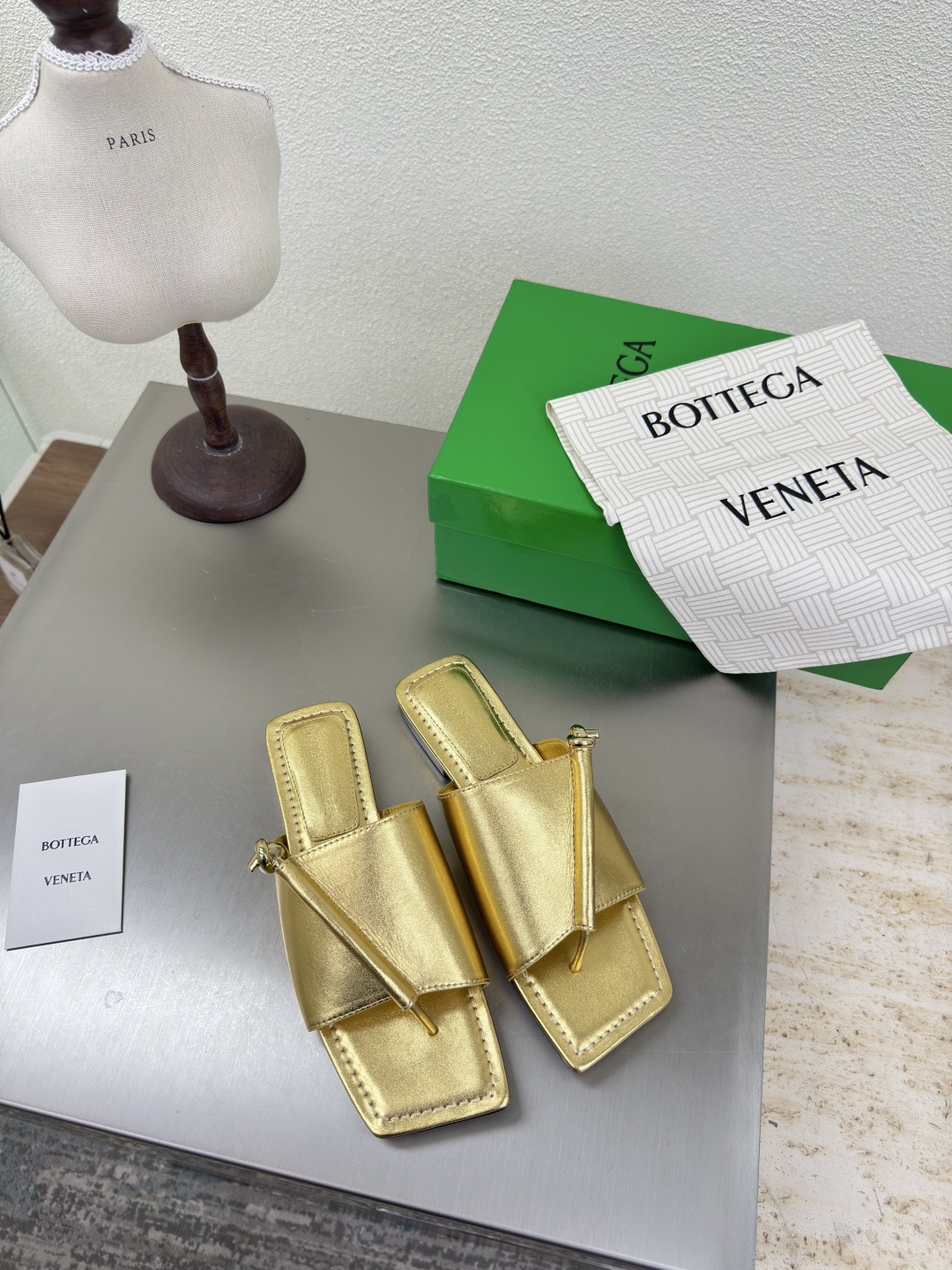 NO:465315,BV Solstice Women's Flip Flops Series Noble Gold When lazy holidays meet high-end feels, BV classic weaving encounters rough rope knot hardware, every step is a relaxing aesthetic. Italian leather is gentle wrapped, hand-woven textures are hidden in casual passwords. The metal buckle collided with the elements of the climbing rope, injecting a trace of wild tension into the minimalist simplicity. 'Step on it, it's like stepping into the sunset of Tuscany' a soft, but with uncompromising edges. Italian leather outsole injection molding process paired version Original packaging Weaving striped bag Size 35 36 37 38 39 40 41 42 43, slippers, bottega veneta, slippers, Leather soles19860909BV Solstice女士人字拖鞋 系列 高贵金色 当慵懒假日遇上高级感,BV经典编织拖邂逅粗粝绳结五金,每一步都是松弛美学. 意大利皮革温柔包裹,手工编织纹路里藏满随性密码 金属扣环与登山绳元素碰撞,给极简注入一丝野性张力. 「踩上它,像踏进托斯卡纳的夕阳里」一柔软,却带着不妥协的棱角. 意大利真皮大底 注塑工艺 对版 原版包装 编织条纹布袋 码数 35 36 37 38 39 40 41 42 43,拖鞋,bottega veneta,slippers,Leather soles,Women's Shoes