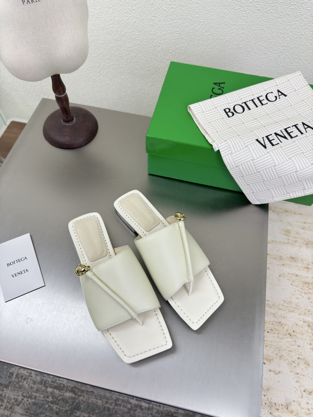 NO:465322,BV Solstice Women's Flip Flops Series Elegant White When lazy holidays meet high-end feels, BV classic weaving encounters rough rope knot hardware, every step is a relaxing aesthetic. Italian leather is gentle wrapped, hand-woven textures are hidden in casual passwords. The metal buckle collided with the elements of the climbing rope, injecting a trace of wild tension into the minimalist simplicity. 'Step on it, it's like stepping into the sunset of Tuscany' a soft, but with uncompromising edges. Italian leather outsole injection molding process paired version Original packaging Weaving striped bag Size 35 36 37 38 39 40 41 42 43, slippers, bottega veneta, slippers, Leather soles19860909BV Solstice女士人字拖鞋 系列 典雅白 当慵懒假日遇上高级感,BV经典编织拖邂逅粗粝绳结五金,每一步都是松弛美学. 意大利皮革温柔包裹,手工编织纹路里藏满随性密码 金属扣环与登山绳元素碰撞,给极简注入一丝野性张力. 「踩上它,像踏进托斯卡纳的夕阳里」一柔软,却带着不妥协的棱角. 意大利真皮大底 注塑工艺 对版 原版包装 编织条纹布袋 码数 35 36 37 38 39 40 41 42 43,拖鞋,bottega veneta,slippers,Leather soles,Women's Shoes