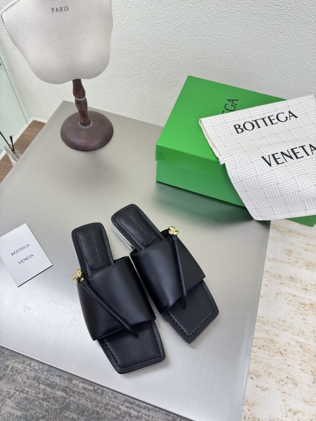 NO:465330,BV Solstice Women's Flip Flops Series Jazz Black When lazy holidays meet high-end feels, BV classic weaving encounters rough rope knot hardware, every step is a relaxing aesthetic. Italian leather is gentle wrapped, hand-woven textures are hidden in casual passwords. Metal buckles collide with hiking rope elements, injecting a hint of wild tension into minimalism. 'Step on it, it's like stepping into the sunset of Tuscany' a soft, but with uncompromising edges. Italian leather outsole injection molding process paired version Original packaging Weaving striped bag Size 35 36 37 38 39 40 41 42 43, slippers, bottega veneta, slippers, Leather soles19860909BV Solstice女士人字拖鞋 系列 爵士黑 当慵懒假日遇上高级感,BV经典编织拖邂逅粗粝绳结五金,每一步都是松弛美学. 意大利皮革温柔包裹,手工编织纹路里藏满随性密码 金属扣环与登山绳元素碰撞,给极简注入一丝野性张力. 「踩上它,像踏进托斯卡纳的夕阳里」一柔软,却带着不妥协的棱角. 意大利真皮大底 注塑工艺 对版 原版包装 编织条纹布袋 码数 35 36 37 38 39 40 41 42 43,拖鞋,bottega veneta,slippers,Leather soles,Women's Shoes