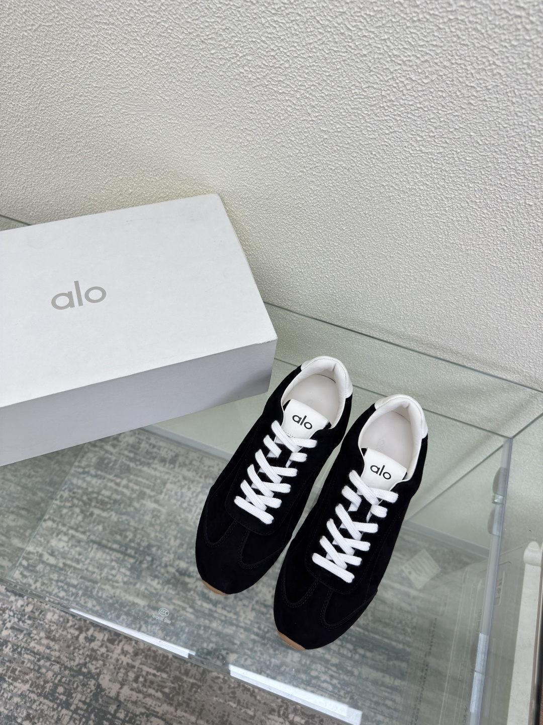 NO:465353,alo training shoes original two-color men's 10 black sheep reverse veil suede hit me! I've been loving unpopular shoes recently. I feel very comfortable with the feet. The feet are very versatile and light, so I really like this pair of #retro training shoes #super comfortable training shoes original consistent sheep reverse veil leather sheep sheep sheep sheep sheep is more delicate than cow reverse veil leather, the inner still sheepskin outsole The original consistent cost is 110,000 yuan, the pattern is clearly visible, anti-slip, and the fabric is durable. Size women 35 36 37 38 39 40 41 Size men 39 40 41 42 43 44 45 (female 4041 39 45 customized) Original packaging, casual shoes/sports shoes, sneakers, sheepskin, chamois leather19860909alo德训鞋 原版双色 男10 黑色羊反绒麂皮 撞我心巴上了呀!最近越来越喜欢冷门鞋子了还有就是这双脚感很舒服 上脚特别百搭,很轻脚真的无敌喜欢这双#复古德训鞋 #超级舒服的德训鞋 原版一致羊反绒皮 羊 羊 羊 比牛反绒皮更细腻 内里依然羊皮 大底 原版一致耗资11万 纹路清晰可见 防滑 耐造哦  码数女 35 36 37 38 39 40 41 码数男 39 40 41 42 43 44 45（女4041 男39 45 定制） 原版包装,休闲鞋/运动鞋,sneakers,sheepskin,chamois leather,Women's Shoes