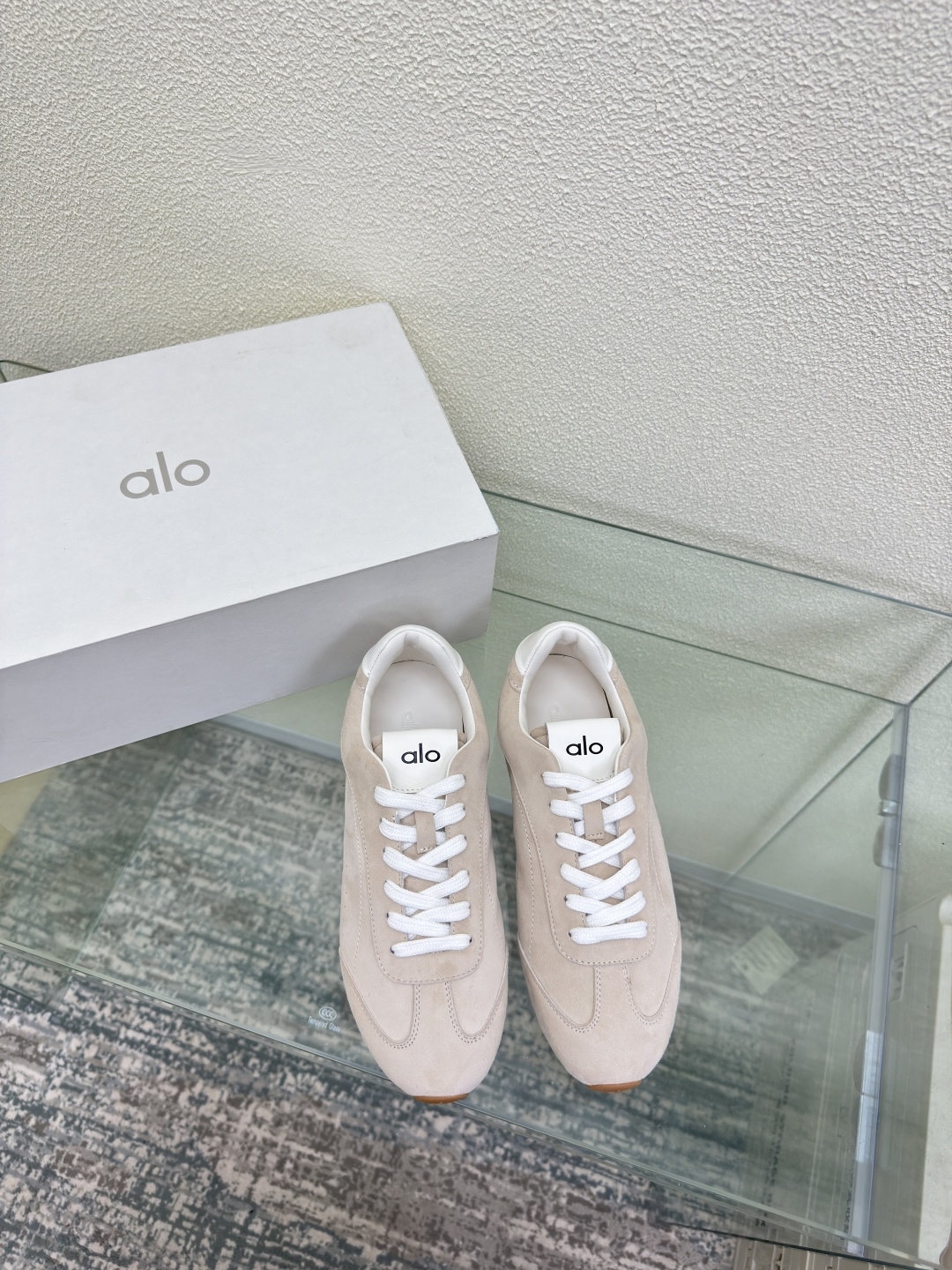 NO:465360,alo training shoes original two-color men's 10 apricot pink sheep reverse suede hit me! I've been loving unpopular shoes recently. I feel very comfortable with the feet. The feet are very versatile and light, so I really like this pair of #retro training shoes #super comfortable training shoes original consistent sheep reverse velvet leather sheep sheep sheep sheep sheep is more delicate than cow reverse velvet leather, the inner still sheepskin outsole The original consistent cost is 110,000 yuan, the pattern is clearly visible, anti-slip, and the fabric is durable. Size women 35 36 37 38 39 40 41 Size men 39 40 41 42 43 44 45 (female 4041 39 45 customized) Original packaging, casual shoes/sports shoes, sneakers, sheepskin, chamois leather19860909alo德训鞋 原版双色 男10 杏粉色 羊反绒麂皮 撞我心巴上了呀!最近越来越喜欢冷门鞋子了还有就是这双脚感很舒服 上脚特别百搭,很轻脚真的无敌喜欢这双#复古德训鞋 #超级舒服的德训鞋 原版一致羊反绒皮 羊 羊 羊 比牛反绒皮更细腻 内里依然羊皮 大底 原版一致耗资11万 纹路清晰可见 防滑 耐造哦  码数女 35 36 37 38 39 40 41 码数男 39 40 41 42 43 44 45（女4041 男39 45 定制） 原版包装,休闲鞋/运动鞋,sneakers,sheepskin,chamois leather,Women's Shoes