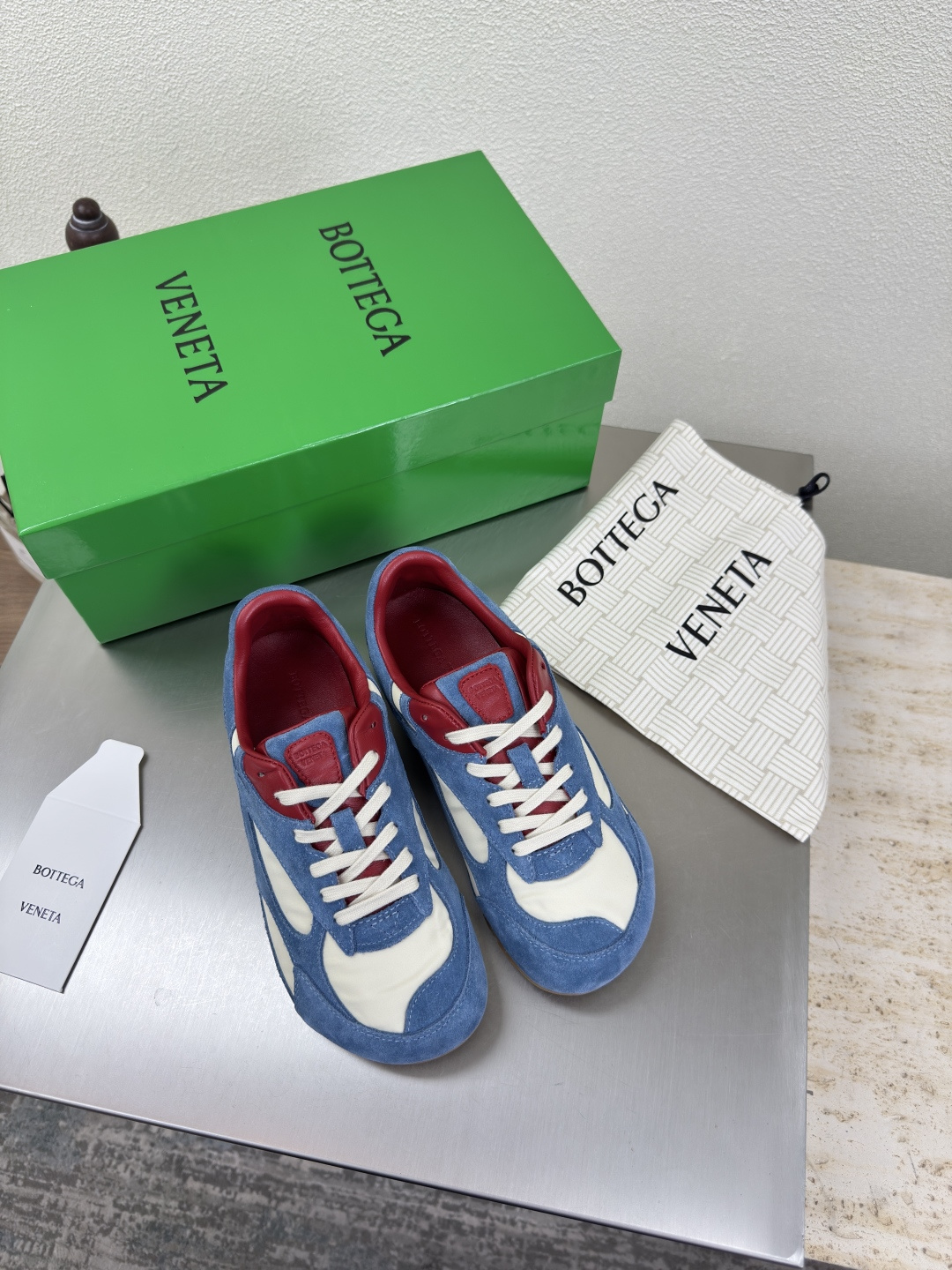 NO:487342,BV Orbit Flash Sports Shoes Couple Daddy Shoes Ice Blue Original Shoes Purchased Color Runner Sports Shoes, using lightweight technology mesh fabric high mercerized beef reverse velvet leather lambskin inner TPU Rubber outsole Women's Model King Flash Series High-version Accurate Package Technology The right version Still shows the same thin legs very nice Playful and fabricated Benchmarking Comparison Edition Shoes Technology Accurate Package Technology Outsole Outsole Women's Model 35 36 37 38 39 40 41 (40 41 Customized) Men's Model 39 40 41 42 43 44 45. (45 size customization) (can accept customer logo without refund and exchange price) Configure original packaging, casual shoes/sports shoes, bottega  veneta, sneakers, sheepskin19860909BV Orbit Flash 运动鞋 情侣款老爹鞋 冰蓝色 原版鞋购入 对色 Runner运动鞋, 采用轻质科技网布面料高丝光牛反绒皮 小羊皮内里 搭配几何图案设计TPU 橡胶外底 女款 男款王炸系列 高版本 认准套包工艺 对版  还是一样显腿细 非常nice 耐玩耐造 对标对版 套包鞋工艺 认准高版本  大底选用拼色TPU吸模工艺 大底 女款 35 36 37 38 39 40 41（40 41定制） 男款 39 40 41 42 43 44 45.(45码定制) (可承接客人logo不退换价优) 配置原版包装,休闲鞋/运动鞋,bottega veneta,sneakers,sheepskin,Women's Shoes