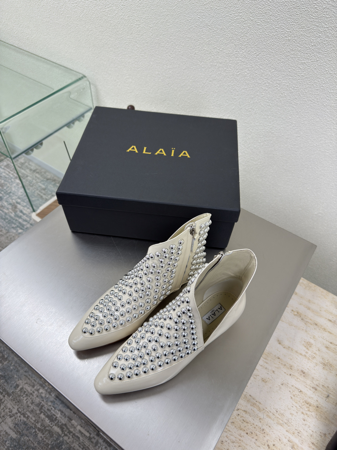 NO:487241,25 Rivetted boots Alaia boots are from Paris. Built in Heavy Industry. Fall in love at first sight. White, open-edged vermilion cowhide. Premium classic. Alaia has another sexy side. It can be easily controlled with different styles. Whether it is jeans, suit pants, or pleated skirts, it can enhance your outfit to fashion, elegance and excellence. The fabric is made of open-edged vermilion cowhide. The ultimate sexy inner sheepskin. The original original leather soles 34 35 36 37 38 39 40 41 42 (34 40 41 42 Customized) Configure original packaging, boots, alaia, boots, skirts, jeans, business suit, cowhide, sheepskin, Leather soles1986090925 铆钉短靴 Alaia 靴子来自巴黎 重工打造 一见倾心  白色 开边朱 牛皮面 高级 经典 阿莱娅还有另外性感的一面  配上不同款式,不同风格都能轻松驾驭,无论牛仔裤,西装裤,还是百褶裙,都能将你的穿搭提升到时尚,优雅和卓越之中 面料选用开边朱牛皮 搭配性感极致 内里羊皮 大底原版一致真皮大底 34 35 36 37 38 39 40 41 42 (34 40 41 42 定制) 配置原版包装,靴子,alaia,boots,skirts,jeans,business suit,cowhide,sheepskin,Leather soles,Women's Shoes