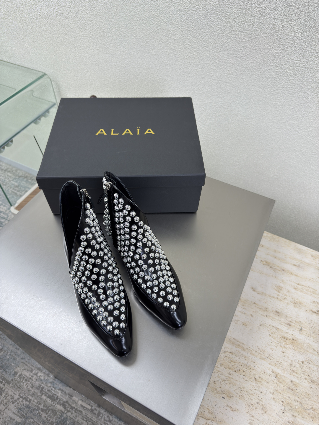 NO:487247,25 Rivetted boots Alaia boots are from Paris. Built in Heavy Industry. Fall in love at first sight. Black. Open-edged vermilion cowhide. Premium. Classic. Alaia has another sexy side. It can be easily controlled with different styles. Whether it is jeans, suit pants, or pleated skirts, it can enhance your outfit to fashion, elegance and excellence. The fabric is opened with open-edged vermilion cowhide. The ultimate sexy inner sheepskin. The original original leather soles 34 35 36 37 38 39 40 41 42 (34 40 41 42 Customized) Configure original packaging, boots, alaia, boots, skirts, jeans, business suit, cowhide, sheepskin, Leather soles1986090925 铆钉短靴 Alaia 靴子来自巴黎 重工打造 一见倾心  黑色 开边朱 牛皮面 高级 经典 阿莱娅还有另外性感的一面  配上不同款式,不同风格都能轻松驾驭,无论牛仔裤,西装裤,还是百褶裙,都能将你的穿搭提升到时尚,优雅和卓越之中 面料选用开边朱牛皮 搭配性感极致 内里羊皮 大底原版一致真皮大底 34 35 36 37 38 39 40 41 42 (34 40 41 42 定制) 配置原版包装,靴子,alaia,boots,skirts,jeans,business suit,cowhide,sheepskin,Leather soles,Women's Shoes