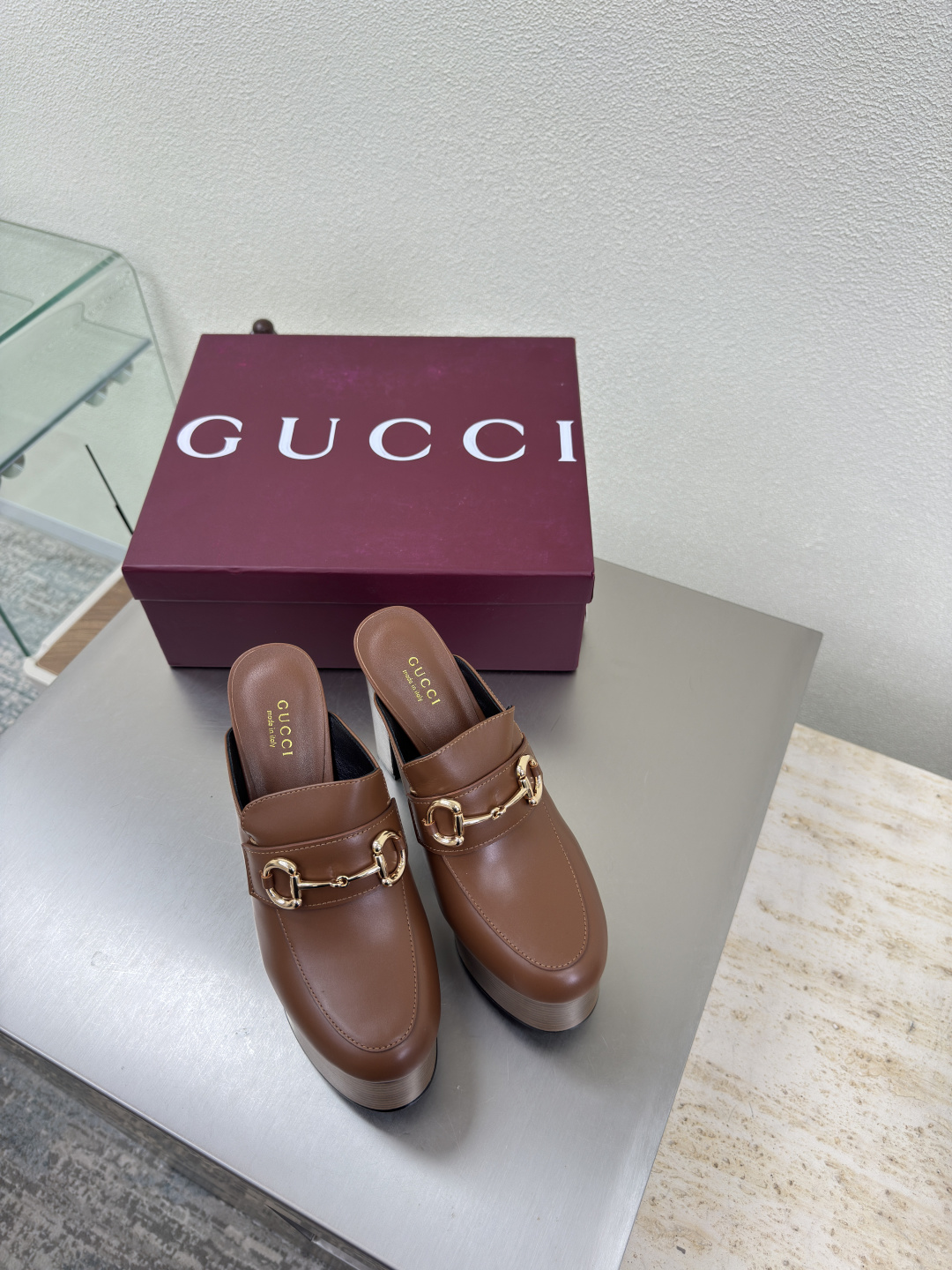 NO:487270,GUCCI new waterproof platform high heel sandals heel height 13cm front waterproof platform 4.5cm brown calfskin walks shoe show Gucci hatred sky high built-in waterproof platform rear empty sandals fashionable brand LOGO support, with super recognition and high recognition, each product is very competitive, and then the super heel high-ranking GUCCI is not out of date. Guccl Paris fashion show This series interprets the new fashion charm and continues the super high heel design, which is favored by well-known overseas bloggers and millions of fans and bloggers. It is best-selling at home and abroad and has been out of stock at home and abroad. The top version of candy color matching, each color is beautiful, with a total of 13 colors to choose from. Footwear: imported fabric/cowhide/stone cowhide Inside: imported leather sheep Sole shoes: original leather outsole High heels: 13.5cm water typhoon: 5cm Size: 35 36  37 38 39 40 41 42 (40 41 42 orders) Packaging: GUCCI full set of original packaging, semi-tork high heels, gucci, gucci, sandals, high heels, cowhide, Leather soles19860909GUCCI 新防水台高跟 凉鞋 跟高 13cm 前水台4.5cm 棕色 小牛皮  走鞋款秀 古驰 恨天高内置水台后空凉鞋  时尚的品牌LOGO持加,具有超辨高识度各品大争牌恐先推后出超系跟高列GUCCI不也落伍 Guccl巴黎时装秀场款 此系列演绎全新时尚魅力延续超高跟设计,深得海外知名博主青睐千万粉丝博主倾情演绎,畅销海内外国内已经断货,顶级版本糖果色配色,每个颜色都是绝美知知,共13个颜色供选 面鞋:进口布纹/牛皮/石头纹牛皮 里内:进口皮羊 底鞋:原版真皮大底 高跟:13.5cm水防台:5cm 码数:35 36 37 38 39 40 41 42 (40 41 42订) 包装:GUCCI全套原包版装,半拖高跟鞋,gucci,gucci,sandals,high heels,cowhide,Leather soles,Women's Shoes