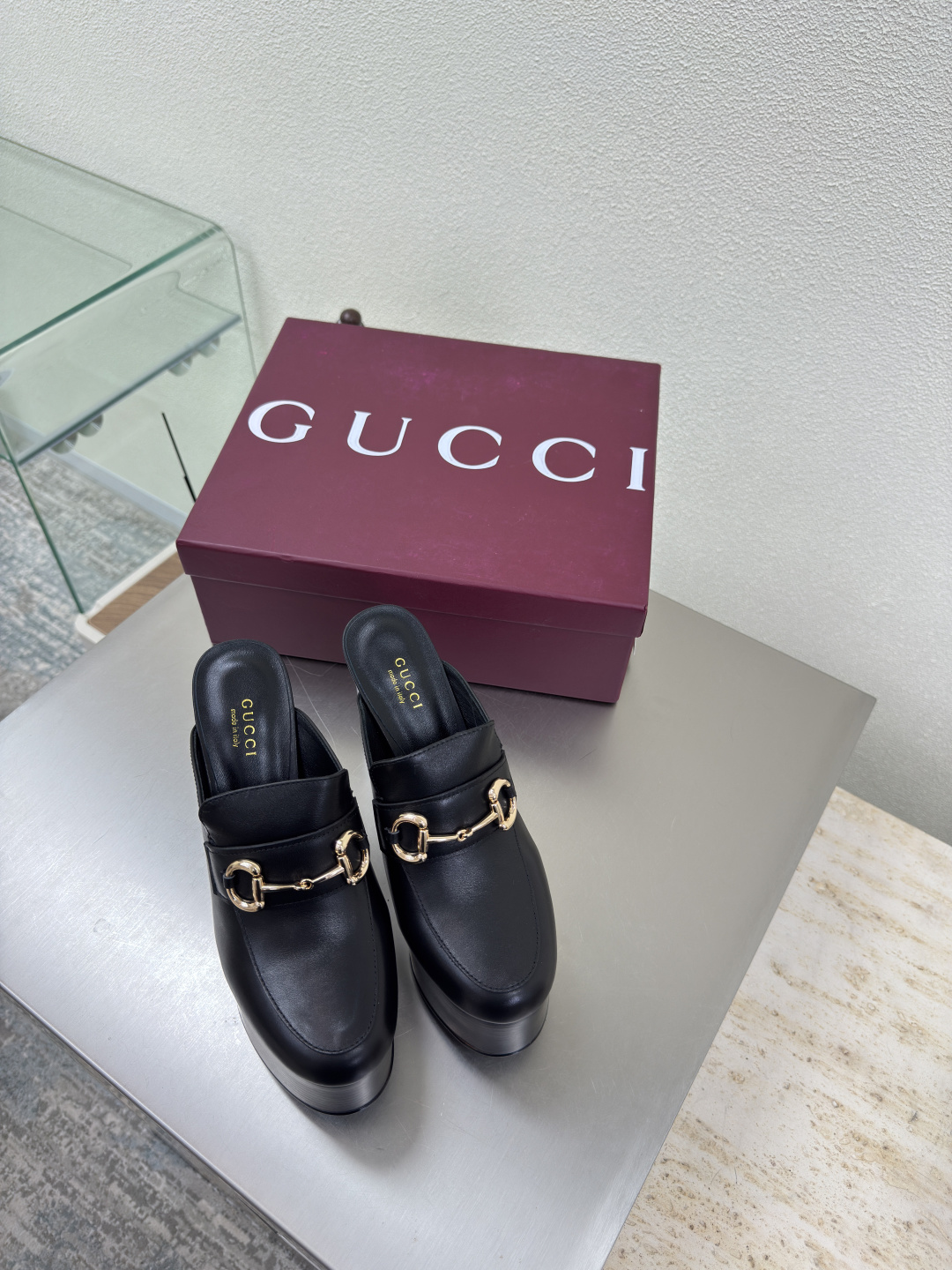 NO:487275,GUCCI new waterproof platform high heel sandals heel height 13cm front waterproof platform 4.5cm black calfskin walks shoe show Gucci hatred sky high built-in waterproof platform rear empty sandals fashionable brand LOGO support, with super recognition and high recognition, each product is very competitive, and then the super heel high-ranking GUCCI is not out of date. Guccl Paris fashion show This series interprets the new fashion charm and continues the super high heel design, which is favored by well-known overseas bloggers and millions of fans and bloggers. It is best-selling at home and abroad and has been out of stock at home and abroad. The top version of candy color matching, each color is beautiful, with a total of 13 colors to choose from. Footwear: imported fabric/cowhide/stone cowhide Inside: imported leather sheep Sole shoes: original leather outsole High heels: 13.5cm water typhoon: 5cm Size: 35 36  37 38 39 40 41 42 (40 41 42 orders) Packaging: GUCCI full set of original packaging, semi-tork high heels, gucci, gucci, sandals, high heels, cowhide, Leather soles19860909GUCCI 新防水台高跟 凉鞋 跟高 13cm 前水台4.5cm 黑色 小牛皮  走鞋款秀 古驰 恨天高内置水台后空凉鞋  时尚的品牌LOGO持加,具有超辨高识度各品大争牌恐先推后出超系跟高列GUCCI不也落伍 Guccl巴黎时装秀场款 此系列演绎全新时尚魅力延续超高跟设计,深得海外知名博主青睐千万粉丝博主倾情演绎,畅销海内外国内已经断货,顶级版本糖果色配色,每个颜色都是绝美知知,共13个颜色供选 面鞋:进口布纹/牛皮/石头纹牛皮 里内:进口皮羊 底鞋:原版真皮大底 高跟:13.5cm水防台:5cm 码数:35 36 37 38 39 40 41 42 (40 41 42订) 包装:GUCCI全套原包版装,半拖高跟鞋,gucci,gucci,sandals,high heels,cowhide,Leather soles,Women's Shoes