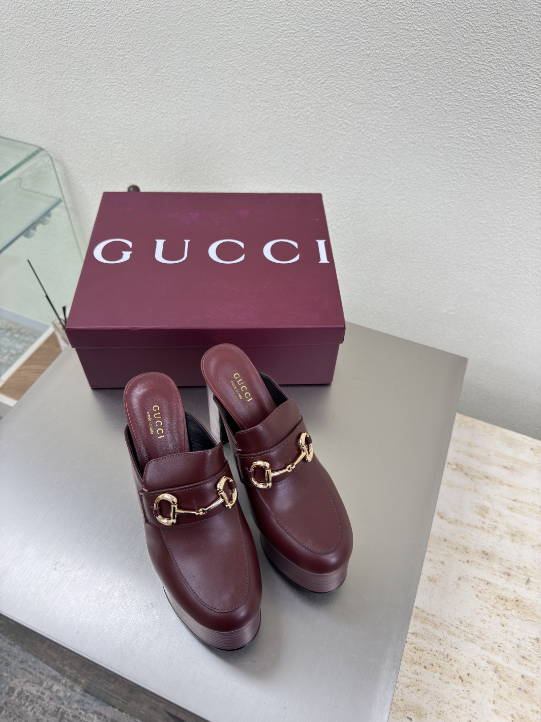 NO:487227,GUCCI new waterproof platform high heel sandals heel height 13cm front waterproof platform 4.5cm burgundy calfskin walks shoe show Gucci hatred sky high built-in waterproof platform rear empty sandals fashionable brand LOGO support, with super recognition and high recognition, each product is very competitive, and then the super heel high-ranking GUCCI is not out of date. Guccl Paris fashion show This series interprets the new fashion charm and continues the super high heel design, which is favored by well-known overseas bloggers and millions of fans and bloggers. It is best-selling at home and abroad and has been out of stock at home and abroad. The top version of candy color matching, each color is beautiful, with a total of 13 colors to choose from. Footwear: imported fabric/cowhide/stone cowhide Inside: imported leather sheep Sole shoes: original leather outsole High heels: 13.5cm water typhoon: 5cm Size: 35 36  37 38 39 40 41 42 (40 41 42 orders) Packaging: GUCCI full set of original packaging, semi-tork high heels, gucci, gucci, sandals, high heels, cowhide, Leather soles19860909GUCCI 新防水台高跟 凉鞋 跟高 13cm 前水台4.5cm 酒红 小牛皮  走鞋款秀 古驰 恨天高内置水台后空凉鞋  时尚的品牌LOGO持加,具有超辨高识度各品大争牌恐先推后出超系跟高列GUCCI不也落伍 Guccl巴黎时装秀场款 此系列演绎全新时尚魅力延续超高跟设计,深得海外知名博主青睐千万粉丝博主倾情演绎,畅销海内外国内已经断货,顶级版本糖果色配色,每个颜色都是绝美知知,共13个颜色供选 面鞋:进口布纹/牛皮/石头纹牛皮 里内:进口皮羊 底鞋:原版真皮大底 高跟:13.5cm水防台:5cm 码数:35 36 37 38 39 40 41 42 (40 41 42订) 包装:GUCCI全套原包版装,半拖高跟鞋,gucci,gucci,sandals,high heels,cowhide,Leather soles,Women's Shoes