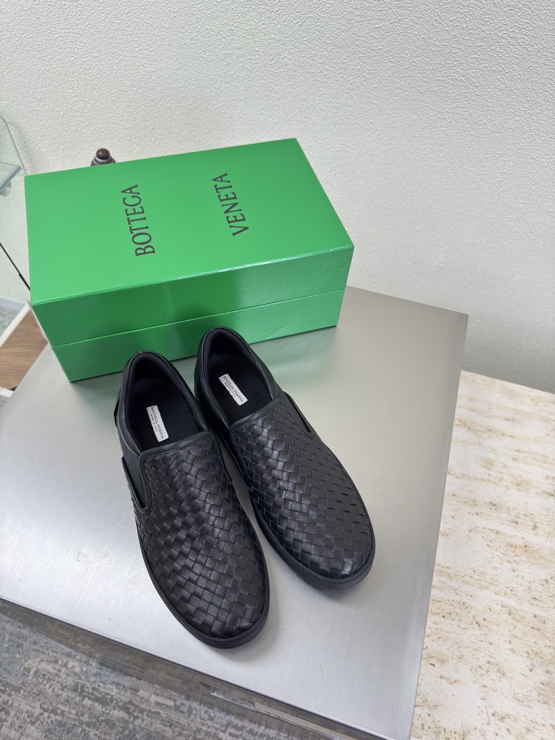 NO:487170,Men and women loafers Premium BV 7mm Level Knitted single shoes Genuine leather hand-woven BV Knot series Men and women men 10 Black Weaving This classic model is simply the latest ceiling of BV. Simple leather 7mm strips Hand-woven high-end fabric with high-end footbed sheepskin inner comfortable high-end Outsole Original molding outsole Benchmarked version Select original packaging Shoe bag adopts glue logo process The highest end of the market Use hot melt glue toe toe heel easy to rebound and not deformed upper car line is selected from Italian computer needle truck. Fine workmanship Select original packaging Three-in-one box Treat customers sincerely Women's model 34 35 36 37 38 39 40 Men's model 38 39 40 41 42 43  44 45 (34 40 customized for women, 38 45 customized for men), casual shoes/sports shoes, bottega veneta, loafers, sneakers, cowhide, sheepskin19860909男女款 乐福鞋 高级 BV 7毫米级 编织单鞋 真皮手工编织 BV Knot系列 男女款 男款10 黑色 编织 这款经典款 简直bv最新天花板啦  简约一块皮7毫米抽条  手工编织而成 高档舒适 面料选用优质小牛皮 垫脚羊皮内里舒适高端 大底原版成型大底 对标对版 选用原版包装 鞋子布袋采用印胶logo工艺 市场最高端 采用热熔胶定型鞋头 后跟 易回弹不变形  鞋面车线选用意大利电脑针车 做工精细 选用原版包装 三合一盒子 真心对待客人 女款 34 35 36 37 38 39 40  男款 38 39 40 41 42 43 44 45（女34 40 定制 男38 45定制）,休闲鞋/运动鞋,bottega veneta,loafers,sneakers,cowhide,sheepskin,Women's Shoes