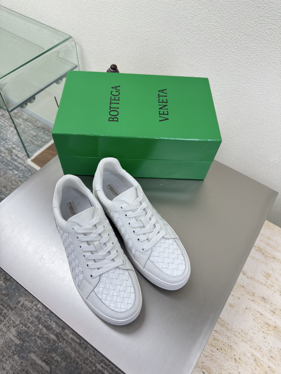 NO:487192,BV white shoes, men and women, loafers, high-end BV 7mm grade, knitted single shoes, genuine leather hand-woven BV Knot series, men and women, men's 10 black, knitted, this classic model is simply the latest ceiling of BV, simple leather 7mm strip, hand-woven, high-end, high-end fabric, high-quality calfskin, footbed sheepskin inner comfortable and high-end, original sole, benchmark, matching version, original packaging, shoe bags adopt glue-printing logo technology, market, hot melt glue, fixed toe, heel, easy to rebound and not deform, upper car line is selected from Italian computer needle truck, fine workmanship, original packaging, three-in-one box, treat customers sincerely, women's model 34 35 36 37 38 39 40 Men's model 38 39 40 41  42 43 44 45 (female 34 40 customized, male 38 45 customized), casual shoes/sports shoes, bottega veneta, loafers, sneakers, cowhide, sheepskin19860909BV小白鞋 男女款 乐福鞋 高级 BV 7毫米级 编织单鞋 真皮手工编织 BV Knot系列 男女款 男款10 黑色 编织 这款经典款 简直bv最新天花板啦  简约一块皮7毫米抽条  手工编织而成 高档舒适 面料选用优质小牛皮 垫脚羊皮内里舒适高端 大底原版成型大底 对标对版 选用原版包装 鞋子布袋采用印胶logo工艺 市场最高端 采用热熔胶定型鞋头 后跟 易回弹不变形  鞋面车线选用意大利电脑针车 做工精细 选用原版包装 三合一盒子 真心对待客人 女款 34 35 36 37 38 39 40  男款 38 39 40 41 42 43 44 45（女34 40 定制 男38 45定制）,休闲鞋/运动鞋,bottega veneta,loafers,sneakers,cowhide,sheepskin,Women's Shoes