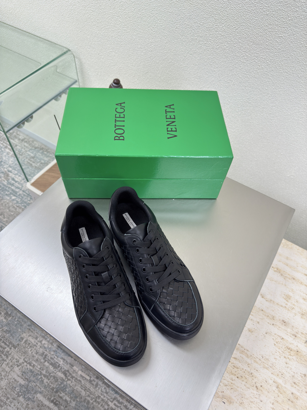 NO:487198,BV white shoes, black, men and women, loafers, high-end BV 7mm grade, knitted single shoes, genuine leather hand-woven BV Knot series, men and women, men's 10, black, knitted, this classic model is simply the latest ceiling of BV, simple leather 7mm strip, hand-woven, high-end, high-end fabric, high-quality calfskin, footbed sheepskin inner comfortable and high-end, original sole, benchmark, match, original packaging, shoe bags adopt glue logo technology, market, hot melt glue, fixed toe, heel, easy to rebound and not deform, upper car line is selected from Italian computer needle truck, fine workmanship, original packaging, three-in-one box, treat customers sincerely, women's model 34 35 36 37 38 39 40 Men's model 38 39 40  41 42 43 44 45 (female 34 40 customized, male 38 45 customized), casual shoes/sports shoes, bottega veneta, loafers, sneakers, cowhide, sheepskin19860909BV小白鞋 黑色 男女款 乐福鞋 高级 BV 7毫米级 编织单鞋 真皮手工编织 BV Knot系列 男女款 男款10 黑色 编织 这款经典款 简直bv最新天花板啦  简约一块皮7毫米抽条  手工编织而成 高档舒适 面料选用优质小牛皮 垫脚羊皮内里舒适高端 大底原版成型大底 对标对版 选用原版包装 鞋子布袋采用印胶logo工艺 市场最高端 采用热熔胶定型鞋头 后跟 易回弹不变形  鞋面车线选用意大利电脑针车 做工精细 选用原版包装 三合一盒子 真心对待客人 女款 34 35 36 37 38 39 40  男款 38 39 40 41 42 43 44 45（女34 40 定制 男38 45定制）,休闲鞋/运动鞋,bottega veneta,loafers,sneakers,cowhide,sheepskin,Women's Shoes