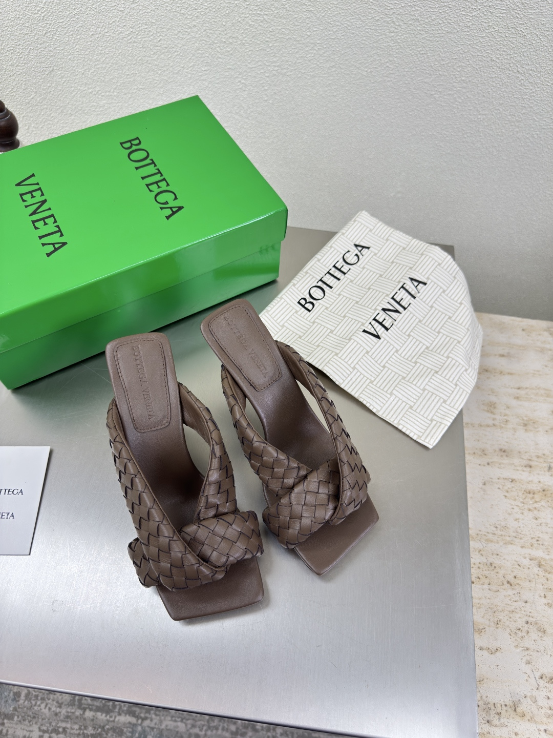 NO:487191,Hand-woven BV Riva Women's Muller Slippers Series High heels 9cm Hand-made Deep khaki This classic model is simply the latest bv ceiling Colorful and versatile Hand-made High-end fabric with high-end lambskin Hand-made Fitting sheepskin inner comfortable high-end Outsole with Italian leather outsole & injection rubber craftsmanship Use light dyeing technology Benchmarking version Select original packaging Shoe bags adopt glue logo technology The highest end of the market Use hot melt glue toe toe Heel Easy to rebound and not deformed Upper car line is selected from Italian computer needle truck Fine workmanship Select original packaging Treat customers sincerely 35 36 37 38 39 40 41 42 (40 41 42 Customized), high heel slippers, bottega  veneta, high heels, slippers, sheepskin, Leather soles19860909手工编织 BV Riva 女士穆勒拖鞋 系列 高跟9cm 手工制作  深卡其色 这款经典款 简直bv最新天花板啦 彩色百搭   手工而成 高档舒适 面料选用优质小羊皮 手工而成  垫脚羊皮内里舒适高端 大底选用意大利真皮大底&注塑橡胶工艺 运用轻染工艺 对标对版 选用原版包装 鞋子布袋采用印胶logo工艺 市场最高端 采用热熔胶定型鞋头 后跟 易回弹不变形  鞋面车线选用意大利电脑针车 做工精细 选用原版包装 真心对待客人 35 36 37 38 39 40 41 42 （40 41 42 定制）,高跟鞋拖鞋,bottega veneta,high heels,slippers,sheepskin,Leather soles,Women's Shoes