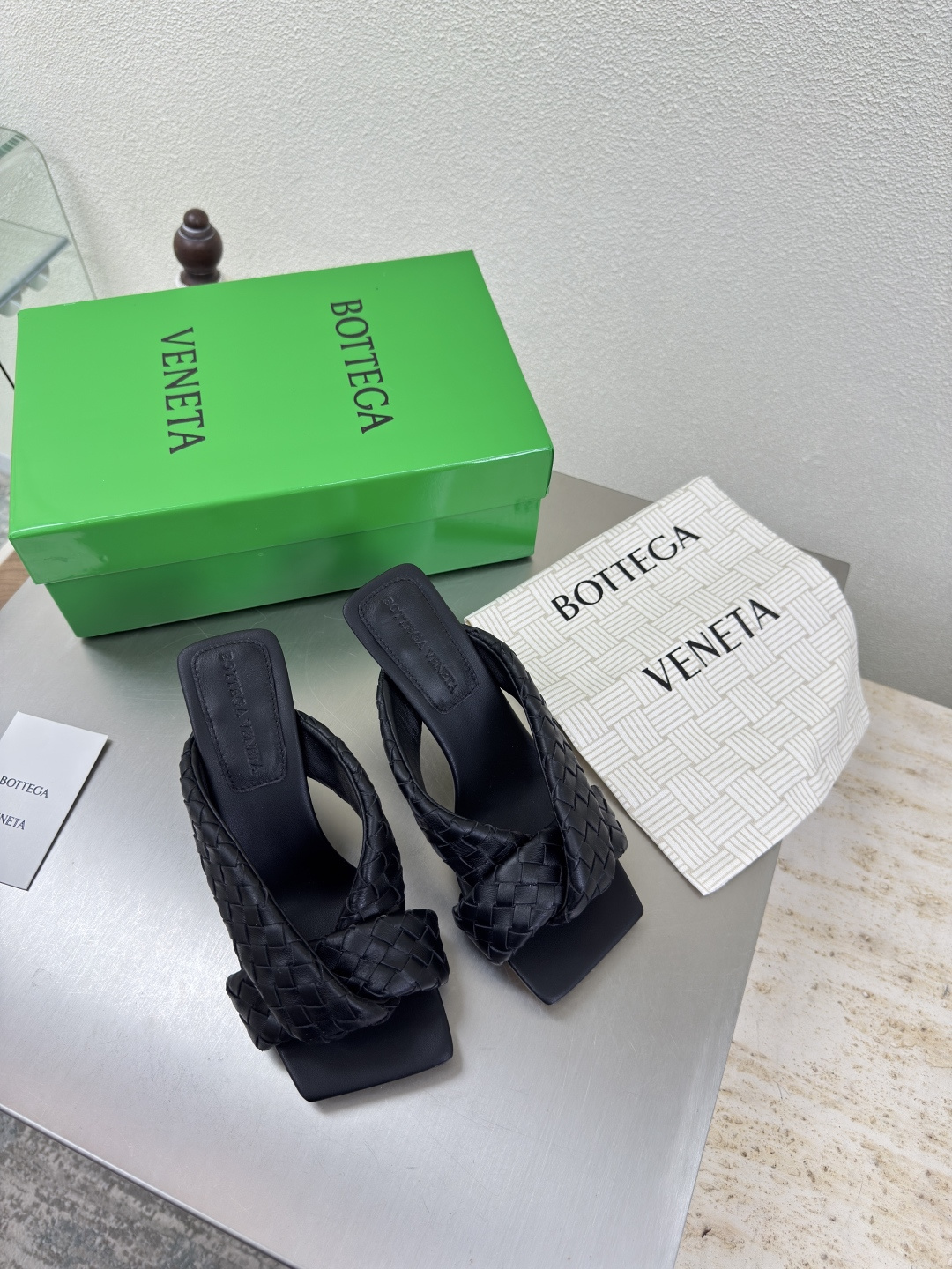 NO:487197,Hand-woven BV Riva Women's Muller Slippers Series High heels 9cm Hand-made Black This classic model is simply the latest bv ceiling. Colorful and versatile. Hand-made. High-end comfort. Fabric is made of high-quality lambskin. Hand-made. Fitted sheepskin inner comfortable and high-end. Outsole is made of Italian leather outsole & injection rubber craftsmanship. Light dyeing. Benchmark. Use original packaging. Shoe bags are printed with glue logo technology. The highest end of the market. Use hot melt glue toe. Heel is easy to rebound and does not deform. Upper line is made of Italian computer needle truck. Fine workmanship. Use original packaging. Treat customers sincerely. 35 36 37 38 39 40 41 42 (40 41 42 Customized), high heel slippers, bottega veneta, high  heels slippers sheepskin Leather soles19860909手工编织 BV Riva 女士穆勒拖鞋 系列 高跟9cm 手工制作  黑色 这款经典款 简直bv最新天花板啦 彩色百搭   手工而成 高档舒适 面料选用优质小羊皮 手工而成  垫脚羊皮内里舒适高端 大底选用意大利真皮大底&注塑橡胶工艺 运用轻染工艺 对标对版 选用原版包装 鞋子布袋采用印胶logo工艺 市场最高端 采用热熔胶定型鞋头 后跟 易回弹不变形  鞋面车线选用意大利电脑针车 做工精细 选用原版包装 真心对待客人 35 36 37 38 39 40 41 42 （40 41 42 定制）,高跟鞋拖鞋,bottega veneta,high heels,slippers,sheepskin,Leather soles,Women's Shoes