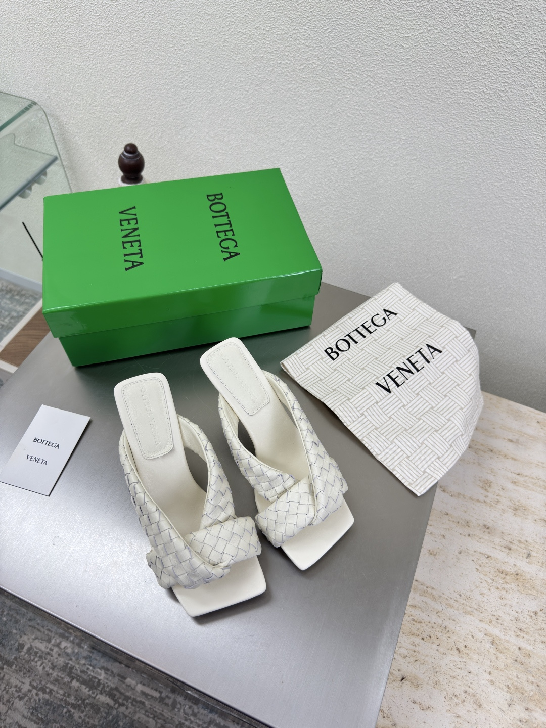 NO:487204,Hand-woven BV Riva Women's Muller Slippers Series High heels 9cm Hand-made Off-white This classic model is simply the latest bv ceiling. Colorful and versatile. Hand-made. High-end comfort. Fabric is made of high-quality lambskin. Hand-made. Fitted sheepskin inner comfortable and high-end. Outsole is made of Italian leather outsole & injection rubber craftsmanship. Light dyeing. Benchmarked. Forming. Original packaging. Shoes and cloth bags are made of glue-printing logo technology. The highest end of the market. Hot melt glue is used to shape the toe. Heel is easy to rebound and does not deform. Upper line is made of Italian computer needle truck. Fine workmanship. Original packaging. Treat customers sincerely. 35 36 37 38 39 40 41 42 (40 41 42 Customized), high heel slippers, bottega veneta, high  heels slippers sheepskin Leather soles19860909手工编织 BV Riva 女士穆勒拖鞋 系列 高跟9cm 手工制作  米白色 这款经典款 简直bv最新天花板啦 彩色百搭   手工而成 高档舒适 面料选用优质小羊皮 手工而成  垫脚羊皮内里舒适高端 大底选用意大利真皮大底&注塑橡胶工艺 运用轻染工艺 对标对版 选用原版包装 鞋子布袋采用印胶logo工艺 市场最高端 采用热熔胶定型鞋头 后跟 易回弹不变形  鞋面车线选用意大利电脑针车 做工精细 选用原版包装 真心对待客人 35 36 37 38 39 40 41 42 （40 41 42 定制）,高跟鞋拖鞋,bottega veneta,high heels,slippers,sheepskin,Leather soles,Women's Shoes