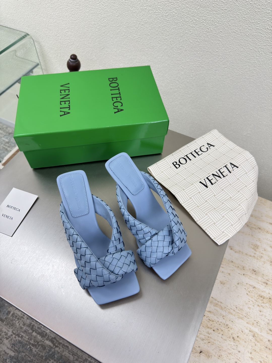 NO:487211,Hand-woven BV Riva Women's Muller Slippers Series High heels 9cm Hand-made Light blue This classic model is simply the latest bv ceiling Colorful and versatile Hand-made High-end fabric with high-quality lambskin Hand-made Fitting sheepskin inner comfortable and high-end Outsole with Italian leather outsole & injection rubber craftsmanship Use light dyeing technology Benchmarked version Select original packaging Shoe bags adopt glue logo technology The highest end of the market Use hot melt glue toe toe Heel Easy to rebound and not deformed Upper line with Italian computer needle truck Fine workmanship Select original packaging Treat customers sincerely 35 36 37 38 39 40 41 42 (40 41 42 Customized), high heel slippers, bottega veneta, high  heels slippers sheepskin Leather soles19860909手工编织 BV Riva 女士穆勒拖鞋 系列 高跟9cm 手工制作  淡蓝色 这款经典款 简直bv最新天花板啦 彩色百搭   手工而成 高档舒适 面料选用优质小羊皮 手工而成  垫脚羊皮内里舒适高端 大底选用意大利真皮大底&注塑橡胶工艺 运用轻染工艺 对标对版 选用原版包装 鞋子布袋采用印胶logo工艺 市场最高端 采用热熔胶定型鞋头 后跟 易回弹不变形  鞋面车线选用意大利电脑针车 做工精细 选用原版包装 真心对待客人 35 36 37 38 39 40 41 42 （40 41 42 定制）,高跟鞋拖鞋,bottega veneta,high heels,slippers,sheepskin,Leather soles,Women's Shoes