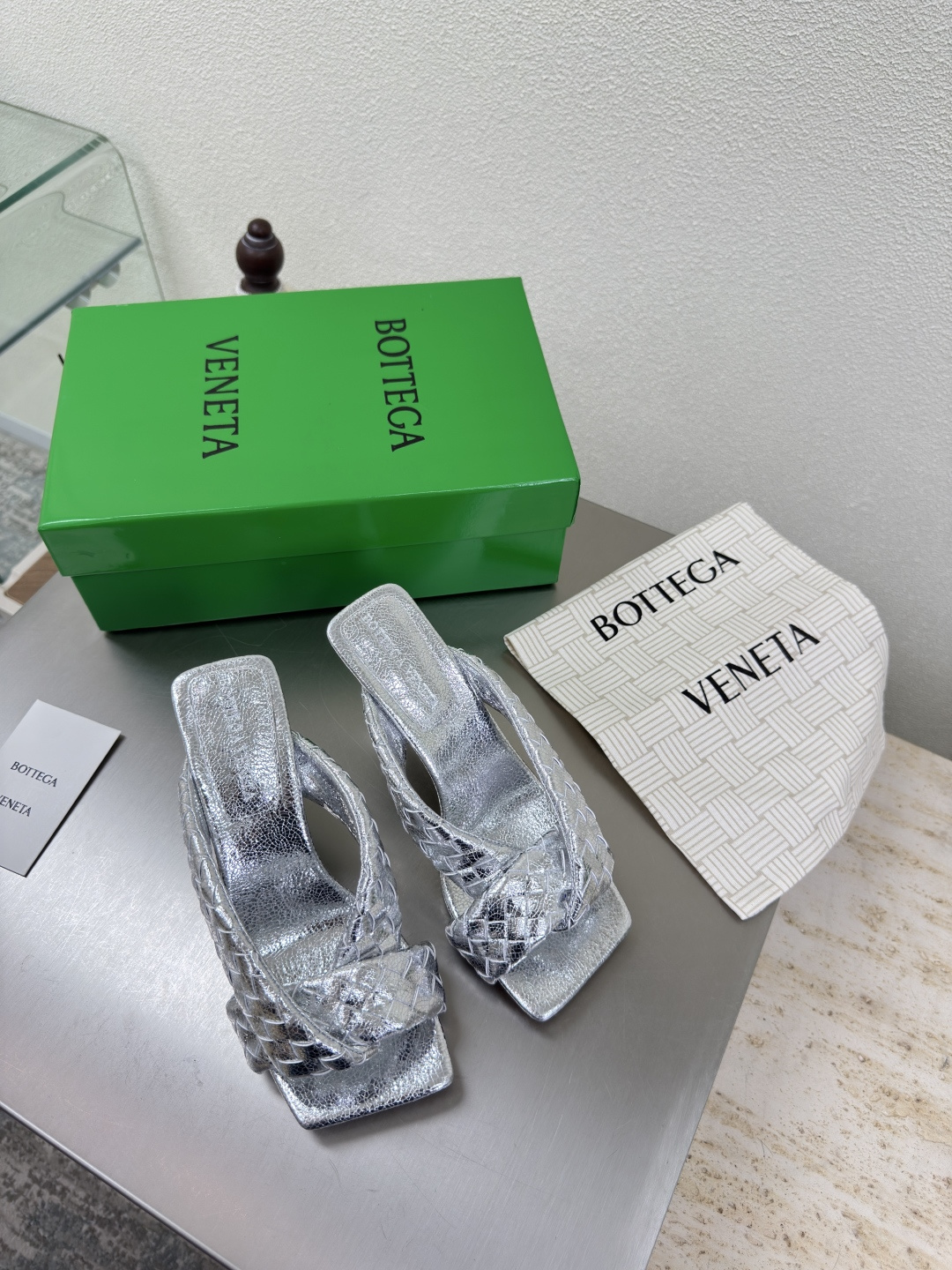 NO:487219,Hand-woven BV Riva Women's Muller Slippers Series High heels 9cm Hand-made Silver This classic model is simply the latest bv ceiling. Colorful and versatile. Hand-made. High-end comfort. Fabric is made of high-quality lambskin. Hand-made. Fitted sheepskin inner comfortable and high-end. Outsole is made of Italian leather outsole & injection rubber craftsmanship. Light dyeing. Benchmark. Use original packaging. Shoe bags are printed with glue logo technology. The highest end of the market. Use hot melt glue toe. Heel is easy to rebound and does not deform. Upper line is made of Italian computer needle truck. Fine workmanship. Use original packaging. Treat customers sincerely. 35 36 37 38 39 40 41 42 (40 41 42 Customized), high heel slippers, bottega veneta, high  heels slippers sheepskin Leather soles19860909手工编织 BV Riva 女士穆勒拖鞋 系列 高跟9cm 手工制作  银色 这款经典款 简直bv最新天花板啦 彩色百搭   手工而成 高档舒适 面料选用优质小羊皮 手工而成  垫脚羊皮内里舒适高端 大底选用意大利真皮大底&注塑橡胶工艺 运用轻染工艺 对标对版 选用原版包装 鞋子布袋采用印胶logo工艺 市场最高端 采用热熔胶定型鞋头 后跟 易回弹不变形  鞋面车线选用意大利电脑针车 做工精细 选用原版包装 真心对待客人 35 36 37 38 39 40 41 42 （40 41 42 定制）,高跟鞋拖鞋,bottega veneta,high heels,slippers,sheepskin,Leather soles,Women's Shoes