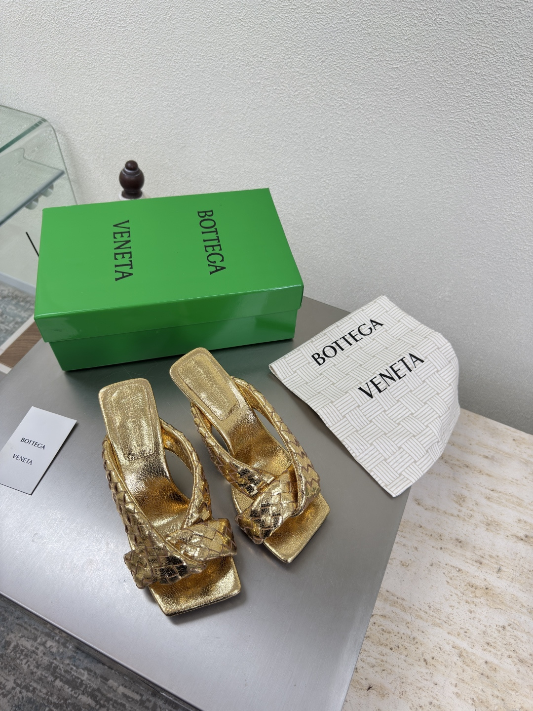 NO:487154,Hand-woven BV Riva Women's Muller Slippers Series High heels 9cm Hand-made Gold This classic model is simply the latest bv ceiling. Colorful and versatile. Hand-made. High-end comfort. Fabric is made of high-quality lambskin. Hand-made. Fitted sheepskin inner comfortable and high-end. Outsole is made of Italian leather outsole & injection rubber craftsmanship. Light dyeing. Benchmarked. Original packaging. Shoe bags are made of glue-printing logo technology. The highest end of the market. Hot melt glue is used to shape the toe. Heel is easy to rebound and does not deform. Upper line is made of Italian computer needle truck. Fine workmanship. Original packaging. Treat customers sincerely. 35 36 37 38 39 40 41 42 (40 41 42 Customized), high heel slippers, bottega veneta, high  heels slippers sheepskin Leather soles19860909手工编织 BV Riva 女士穆勒拖鞋 系列 高跟9cm 手工制作  金色 这款经典款 简直bv最新天花板啦 彩色百搭   手工而成 高档舒适 面料选用优质小羊皮 手工而成  垫脚羊皮内里舒适高端 大底选用意大利真皮大底&注塑橡胶工艺 运用轻染工艺 对标对版 选用原版包装 鞋子布袋采用印胶logo工艺 市场最高端 采用热熔胶定型鞋头 后跟 易回弹不变形  鞋面车线选用意大利电脑针车 做工精细 选用原版包装 真心对待客人 35 36 37 38 39 40 41 42 （40 41 42 定制）,高跟鞋拖鞋,bottega veneta,high heels,slippers,sheepskin,Leather soles,Women's Shoes