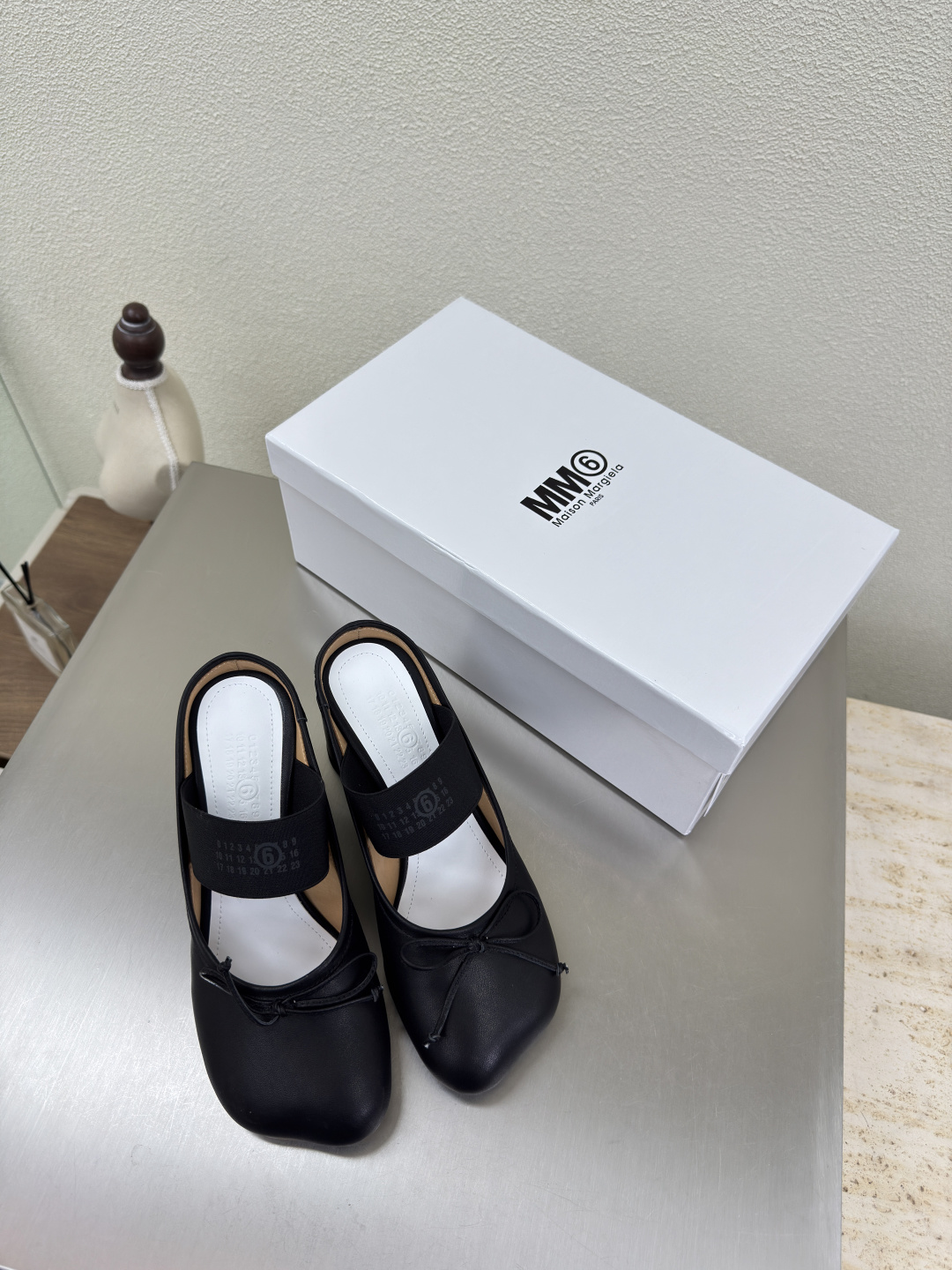 NO:487128,Cowhide, apple head, medium heel, Mary Jane slippers, the latest 6-piece black top cowhide Maison Margiela MM6 is coming!  It's so fragrant, beautiful and colorful girly feeling is coming to my face!   Fashion items that cannot be missed Simple and stylish beauty. The leader in running volume must-have items. Fashionable age-reducing artifact. The casual and straightforward feeling. Simple and advanced design. Integrate the unique logo of MM6 while meeting daily life. Leisure and vacation. Versatile. True Bashi. Italian leather outsole. Split design. Original consistent materials. Benchmark the original list. Please identify our high-quality products. 35 36 37 38 39 40 (40 customization), single shoes. Masion margiela,masion margiela,mary jane,slippers,cowhide,Leather soles.19860909牛皮 苹果头 中跟 玛丽珍拖鞋 最新小6子 黑色头层牛皮 MaisonMargiela 马吉拉 MM6  火爆来袭！太香了  靓丽多彩少女感扑面而来！  不容错过的时尚单品 简单又有格调的美 跑量扛把子  必入单品 时尚减龄神器 随性率真的感脚 简单高级的设计 融入MM6独有的标志 同时满足日常 休闲渡假 百搭 真心巴适 意大利真皮大底 分体设计  原版一致材料 对标原单 请认准咱家高货 35 36 37 38 39 40（40定制）,单鞋玛丽珍,masion margiela,masion margiela,mary jane,slippers,cowhide,Leather soles,Women's Shoes